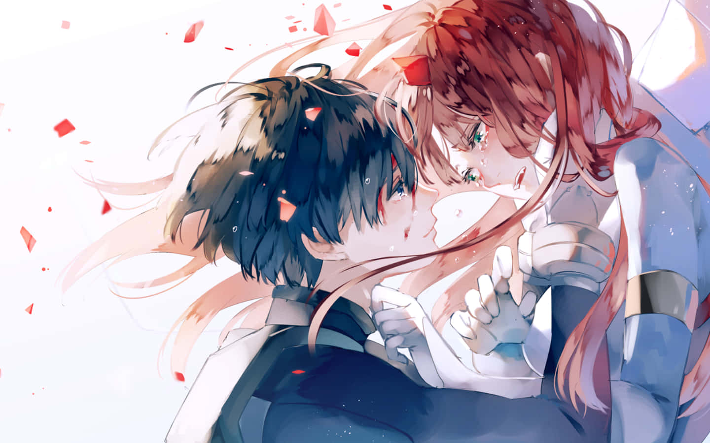《DARLING in the FRANXX》中的兩位駕駛員，伸手向星辰 壁紙 — 兩個動漫角色溫柔地擁抱，紅色花瓣在柔和的光芒中圍繞他們飄落。