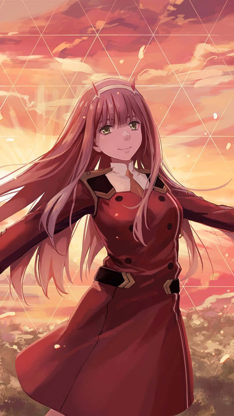 《Darling in the FranXX》中 Zero Two 的迷人風采 壁紙 — 一位微笑的動漫女孩，擁有長長的粉紅色頭髮和綠色眼睛，穿著紅色外套，站在溫暖的日落天空前，帶有幾何網格疊加。