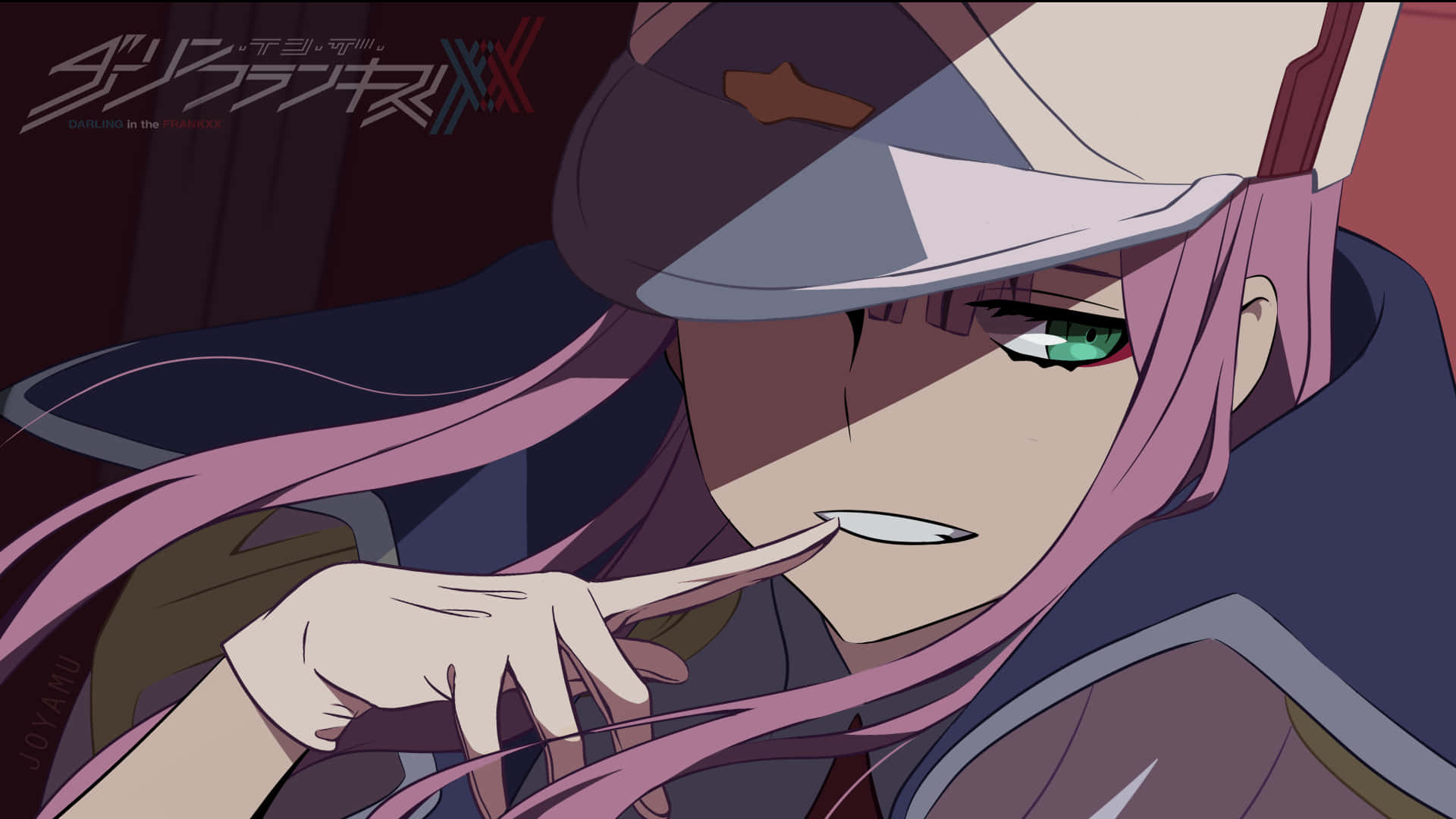 《Darling in the Franxx》中的強力組合：一輝與零二 壁紙 — 一個粉紅色頭髮和綠色眼睛的動漫角色特寫，戴著帽子和深色外套，手指放在嘴唇上，做出神秘的姿勢。