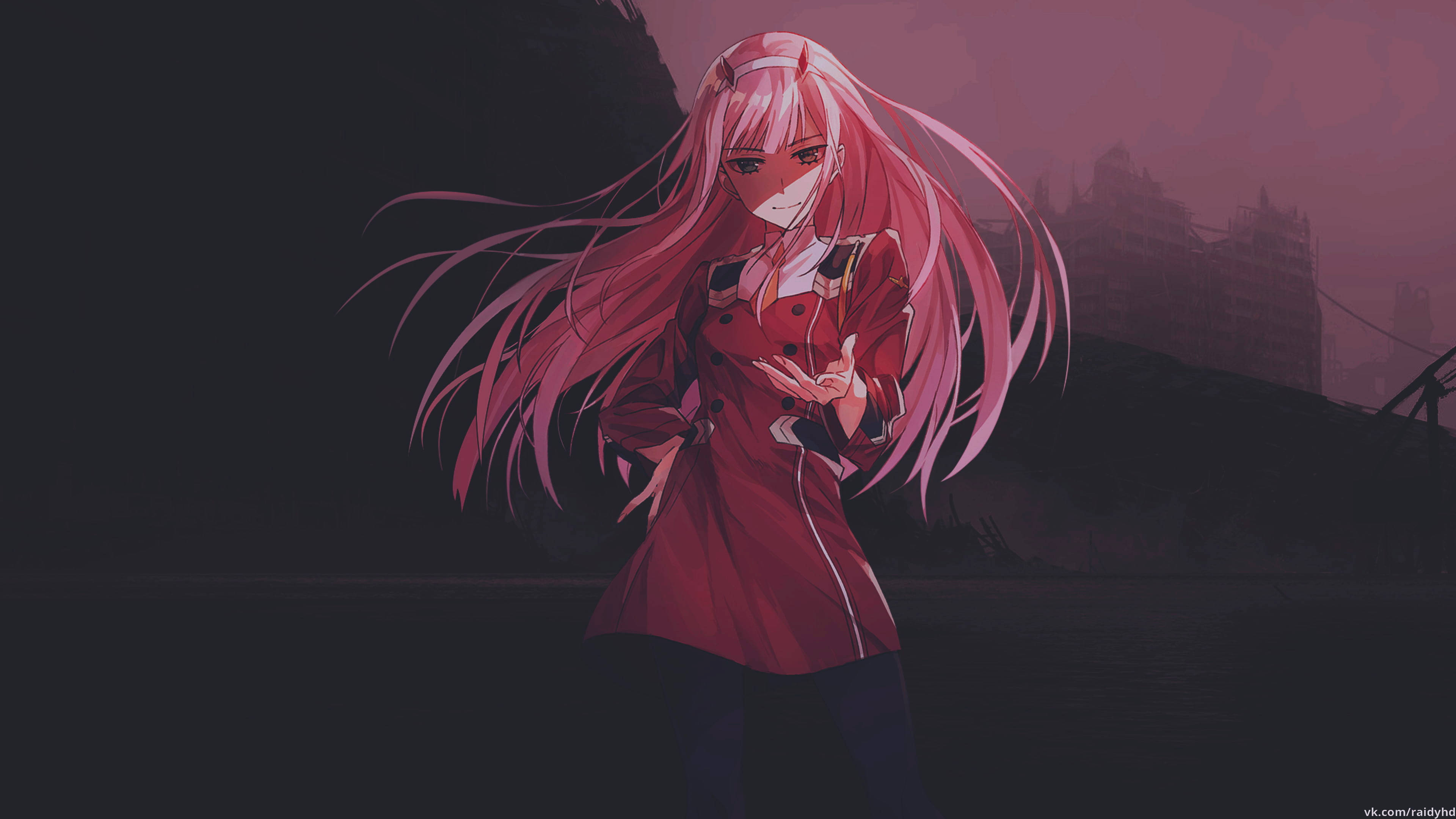 《DARLING in the FRANXX》零二動畫電腦壁紙 壁紙 — 一位粉紅色頭髮的動漫女孩穿著紅色外套，站在血紅色天空下黑暗朦朧的城市景觀前。