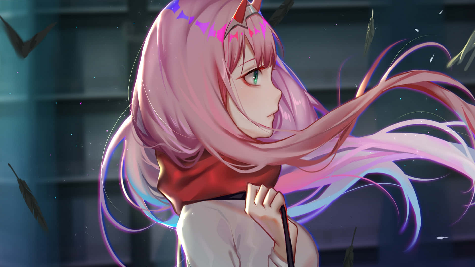 《Darling in the Franxx》動畫劇照 壁紙 — 一位粉紅色頭髮、眼睛發光、頭髮飄逸的動漫女孩，站在一個有漂浮羽毛的黑暗城市環境中。