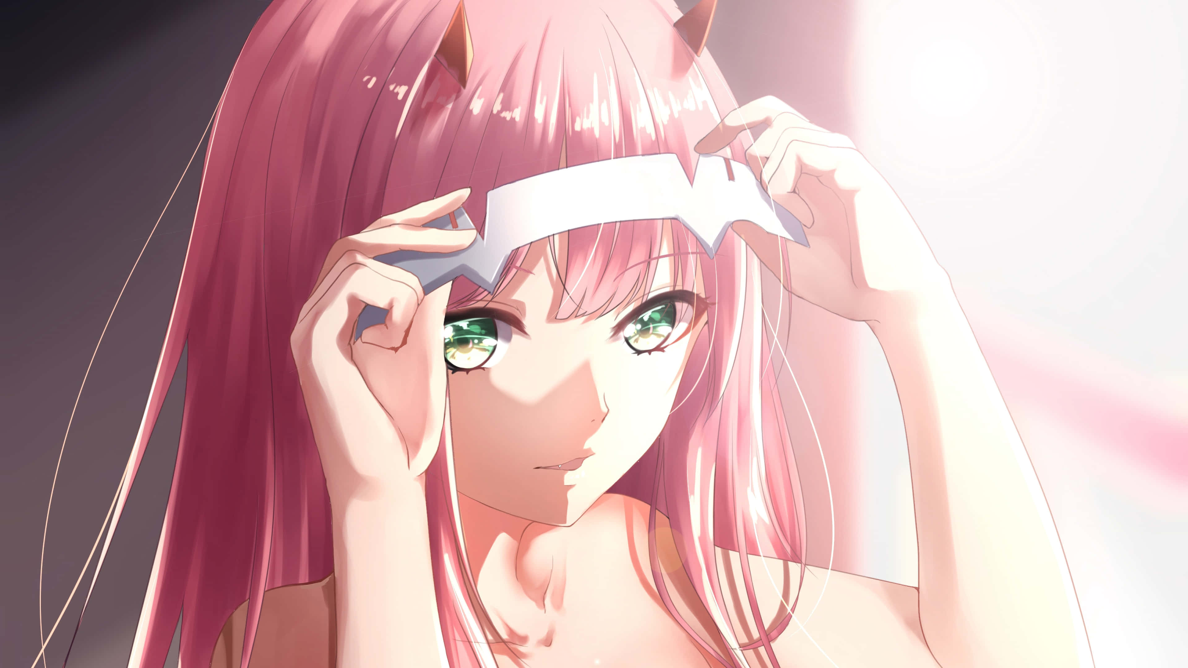 《Darling in the Franxx》中的感人情侶組合 壁紙 — 一位粉紅色頭髮的貓耳動漫女孩在柔和發光的背景中輕輕調整她的白色頭帶。