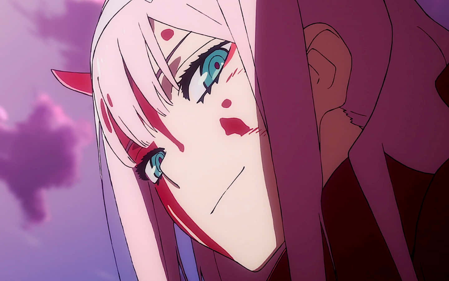 《Darling in the Franxx》的明星：Hiro 與 Zero Two 壁紙 — 一個粉紅色頭髮、帶有紅色標記的動漫女孩特寫，在紫色天空下低頭露出憂鬱的表情。