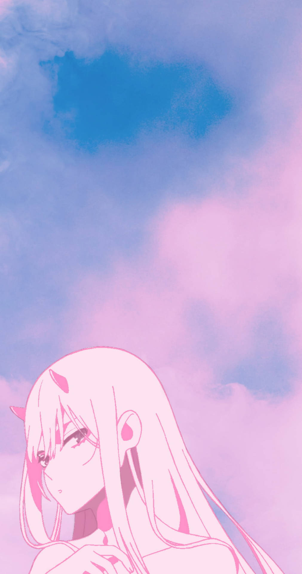 有角的動畫女孩仰望粉紅色和藍色的天空