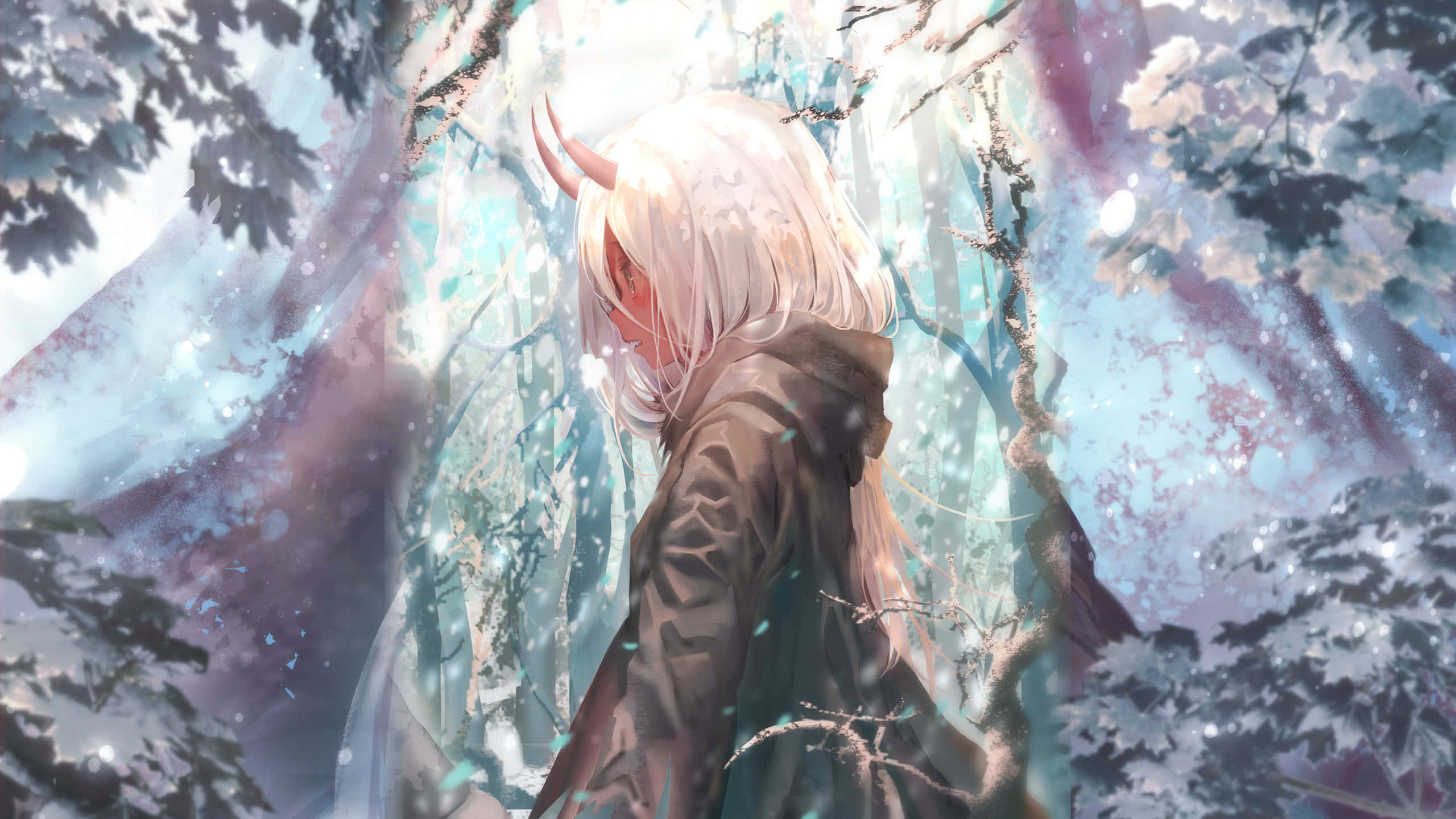 《Darling in the Franxx》勇敢駕駛員聯手對抗共同敵人 壁紙 — 一個白髮、有角的動漫角色走過被空靈光芒照亮、積雪覆蓋的森林。