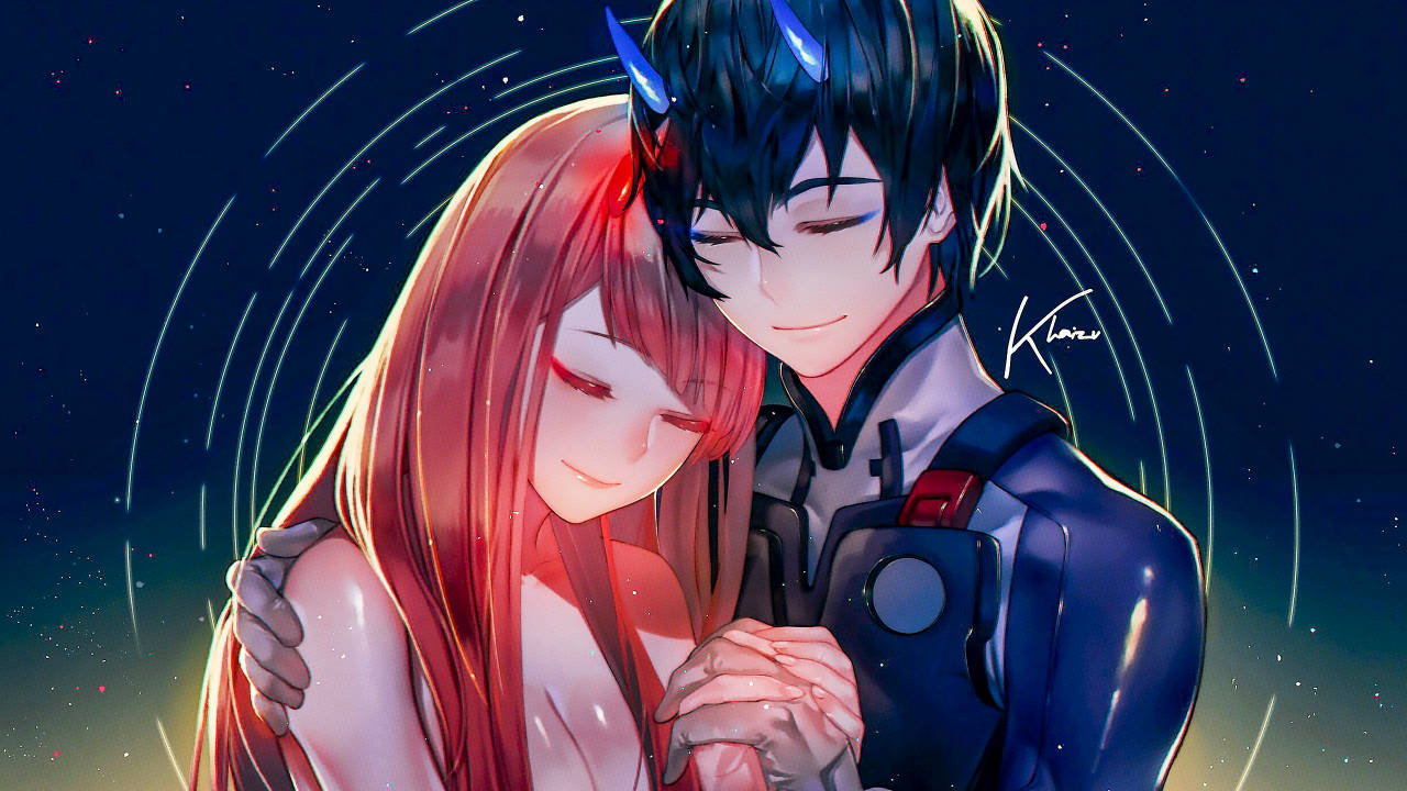 《Darling in the Franxx》中的星運情侶：Hiro 與 Zero Two 壁紙 — 在星空下，紅髮少女與藍角少年在發光環中溫柔擁抱的動漫場景。