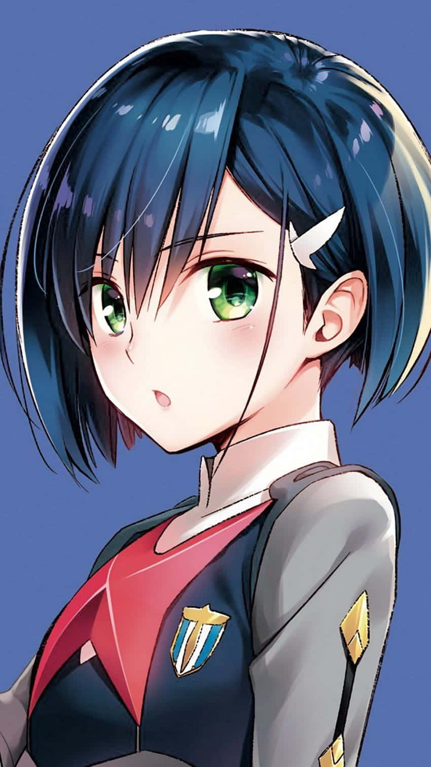《Darling in the Franxx》領跑智能手機產業 壁紙 — 一個短藍色頭髮和綠色眼睛的動漫女孩特寫，穿著細節豐富的制服，背景為純藍色。