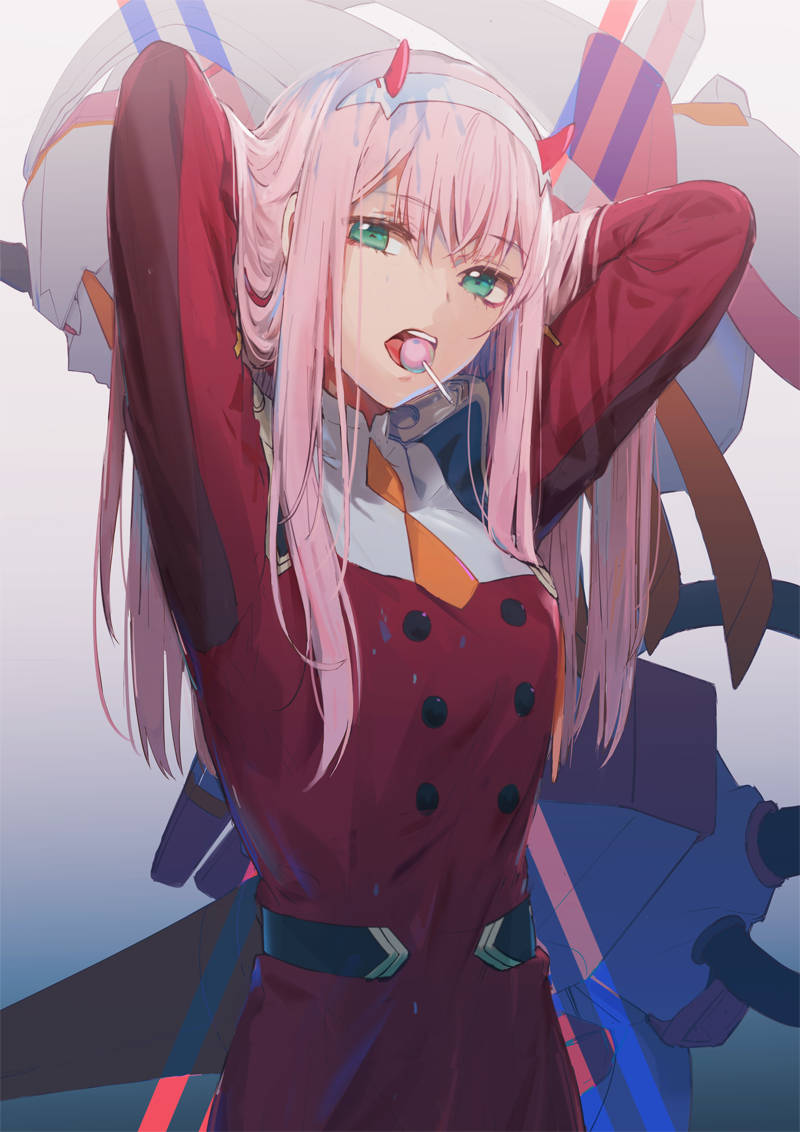 《Darling in the Franxx》中的Strelizia 壁紙 — 一個粉紅色頭髮的動漫女孩，穿著紅色外套，頑皮地伸出舌頭，同時用雙手抱著頭。