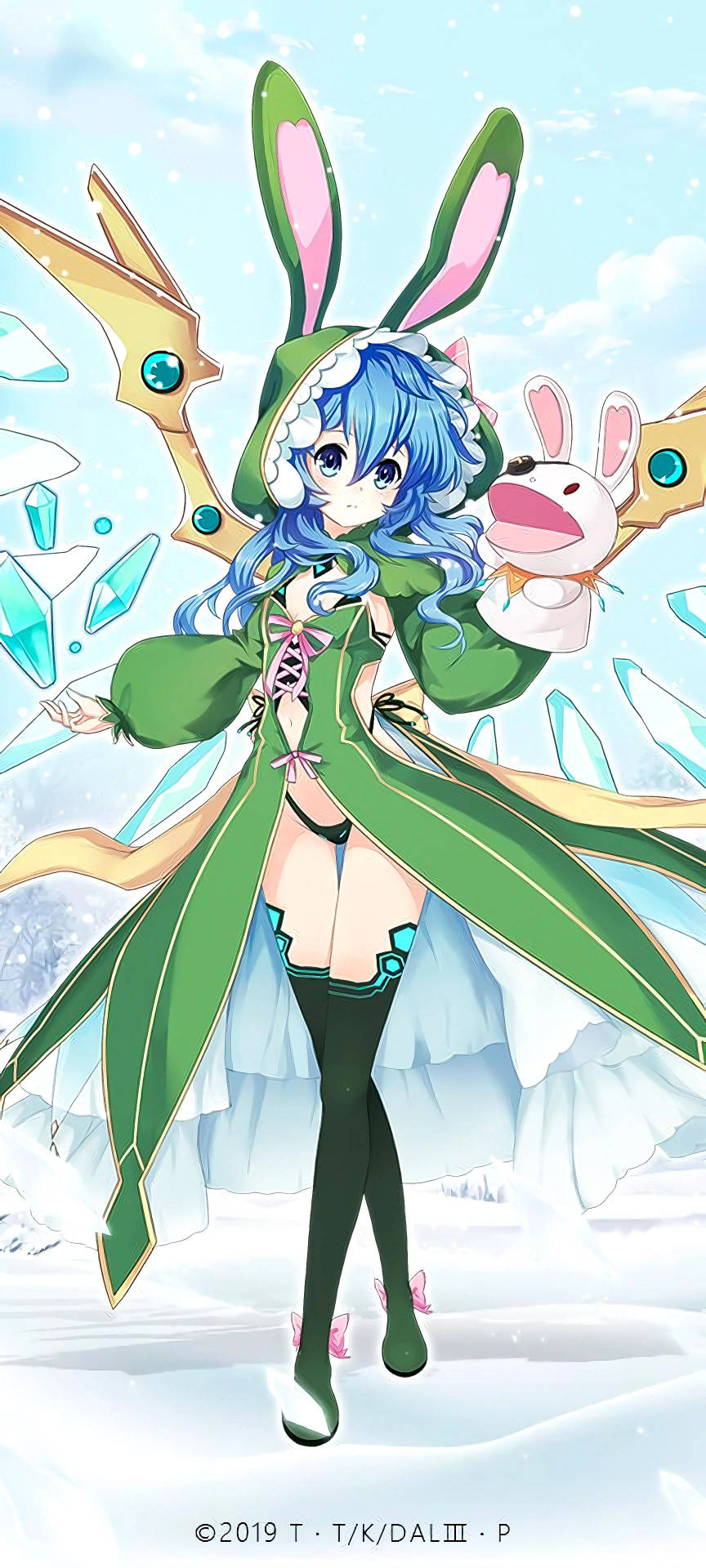 藍髮動漫女孩穿著綠色兔子外套，在雪景中抱著毛絨兔子。