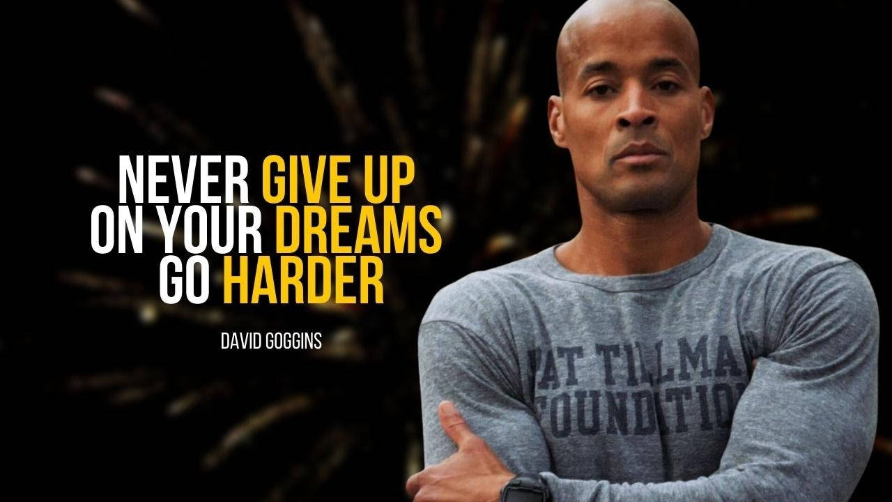 男人交叉雙臂穿著灰色襯衫，帶有勵志名言文字。 — 激勵 壁紙