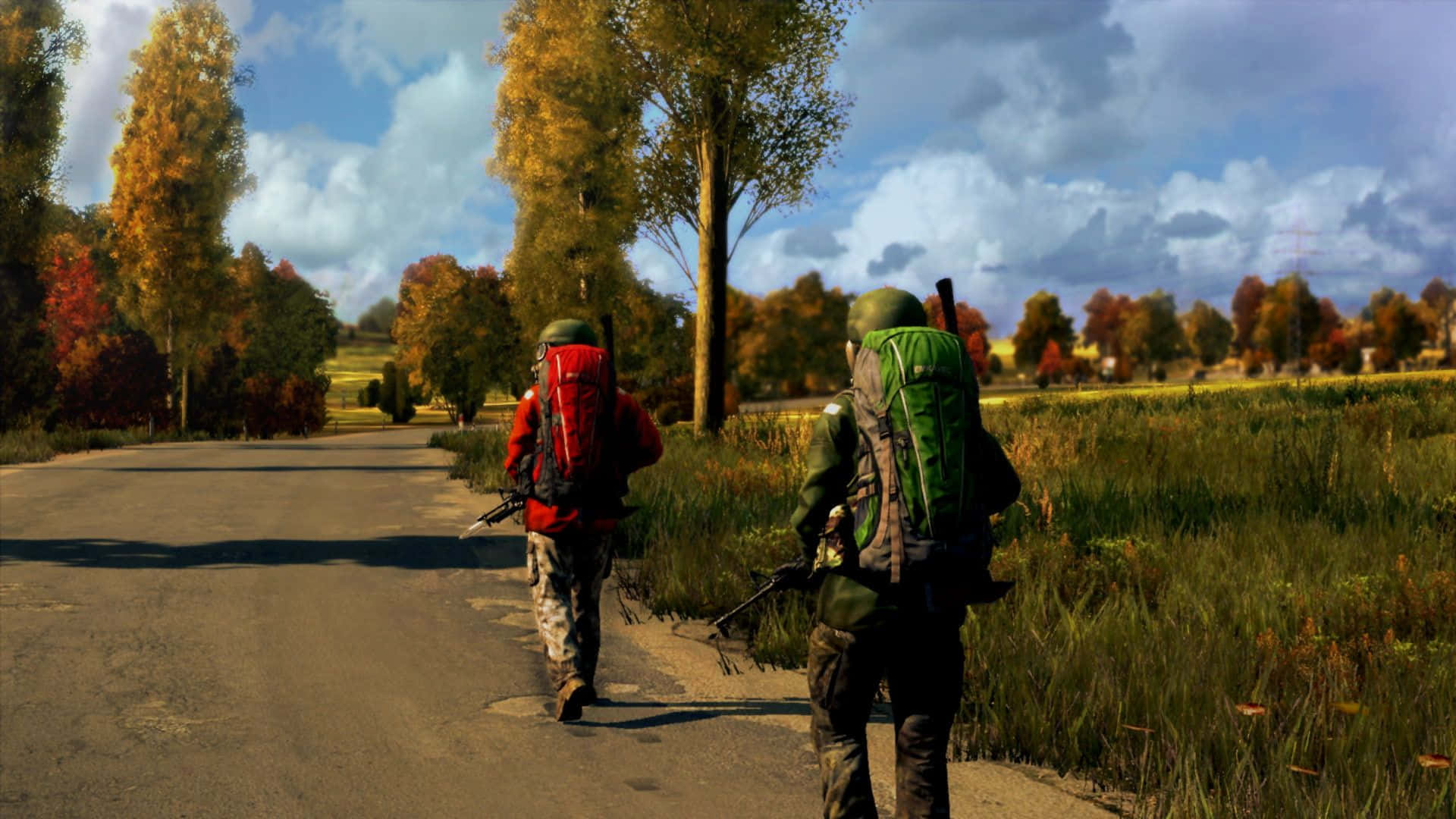 DayZ 1080p 背景：兩人揹紅綠背包徒步 壁紙 — 兩名武裝倖存者背著背包，在陰天之下穿過秋葉覆蓋的鄉村道路前行。