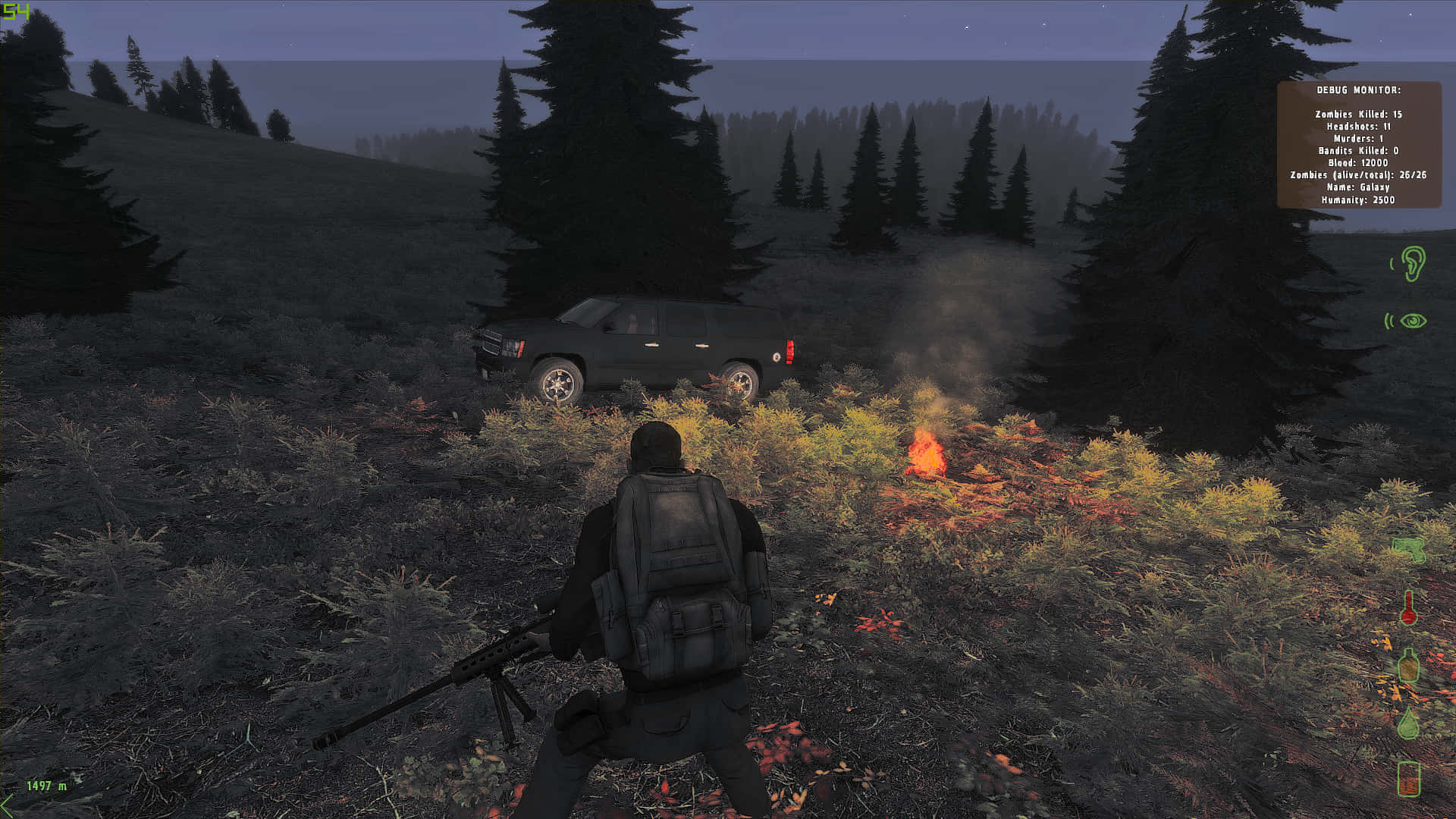 DayZ Epoch Mod 遊戲背景：士兵逼近黑色貨車 壁紙 — 一名電子遊戲玩家在黃昏時分的霧氣森林中，站在燃燒的營火和一輛停泊的黑色SUV旁邊。