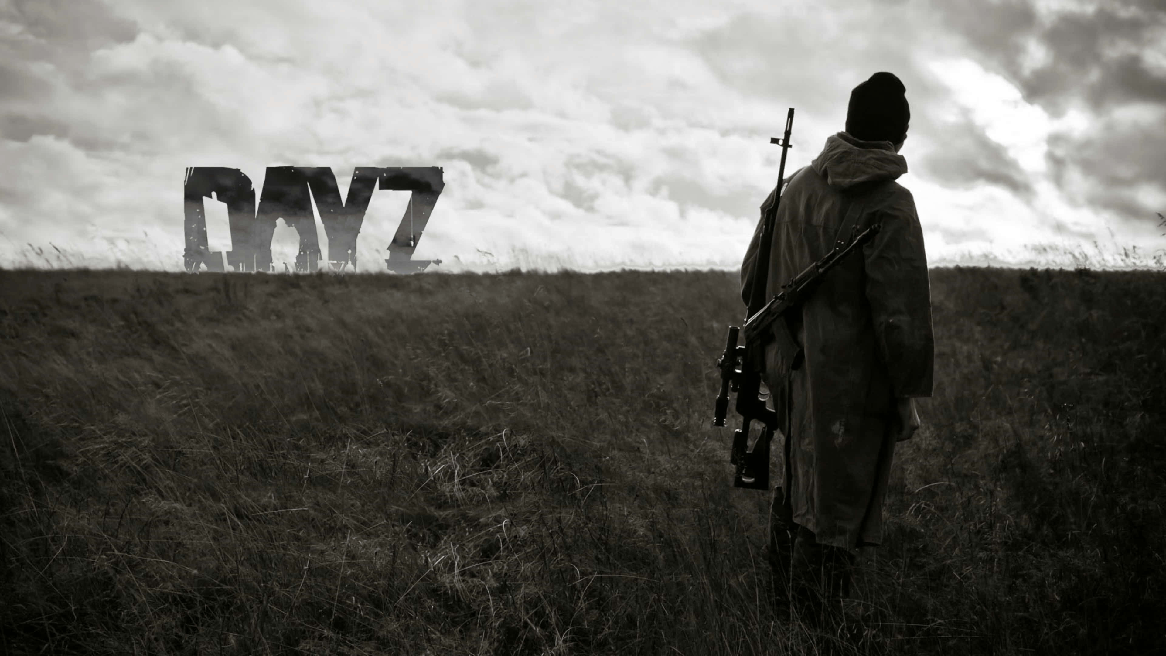DayZ Epoch Mod 中的震撼遊戲瞬間 壁紙 — 一名孤獨的士兵在田野中凝視著遠處陰雲密佈的天空下若隱若現的「DAYZ」字樣。