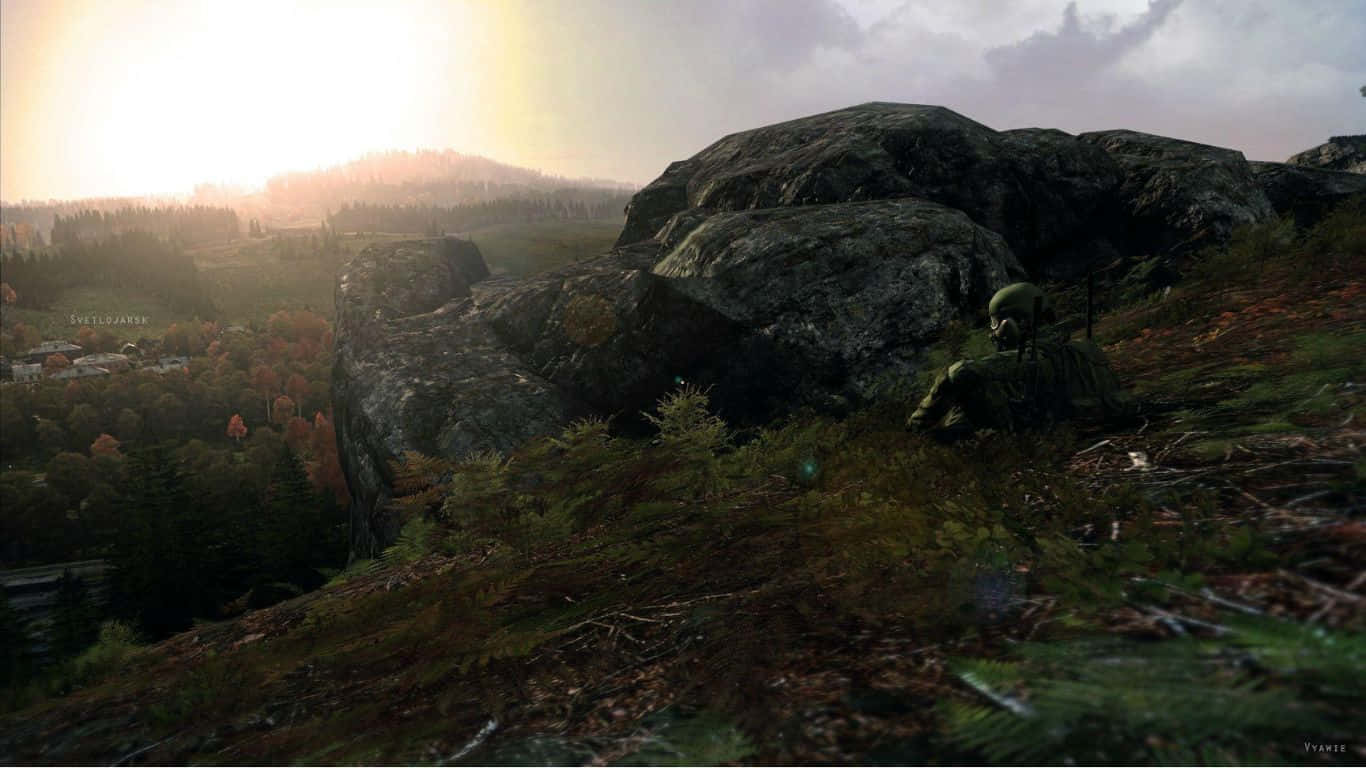 Dayz Epoch Mod 的刺激冒險 壁紙 — 一名身穿迷彩服的士兵蹲在岩石露頭後面，俯瞰日出時分的森林山谷。