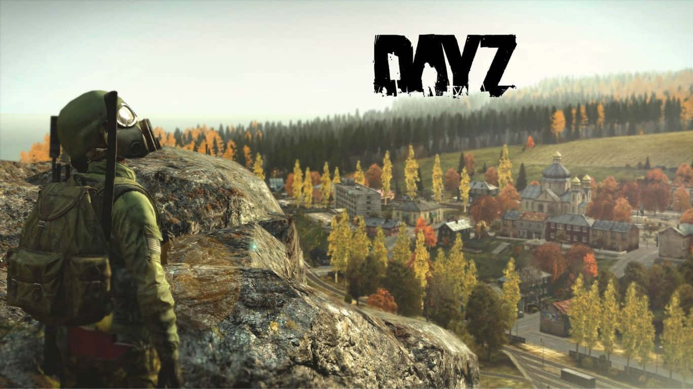DayZ Epoch Mod 背景：山頂守望者仰望天空 壁紙 — 一名戴著防毒面具和揹著背包的倖存者，在朦朧的日光下從岩石山坡俯瞰秋日村莊。