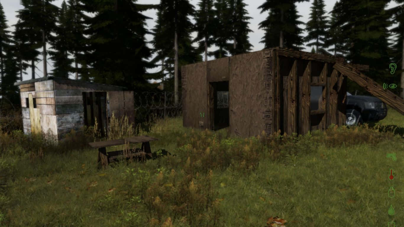 DayZ Epoch Mod 背景：森林中的木屋與餐桌 壁紙 — 廢棄的木屋和一輛黑色貨車停在高聳松樹環繞的雜草叢生草地上，天空多雲。