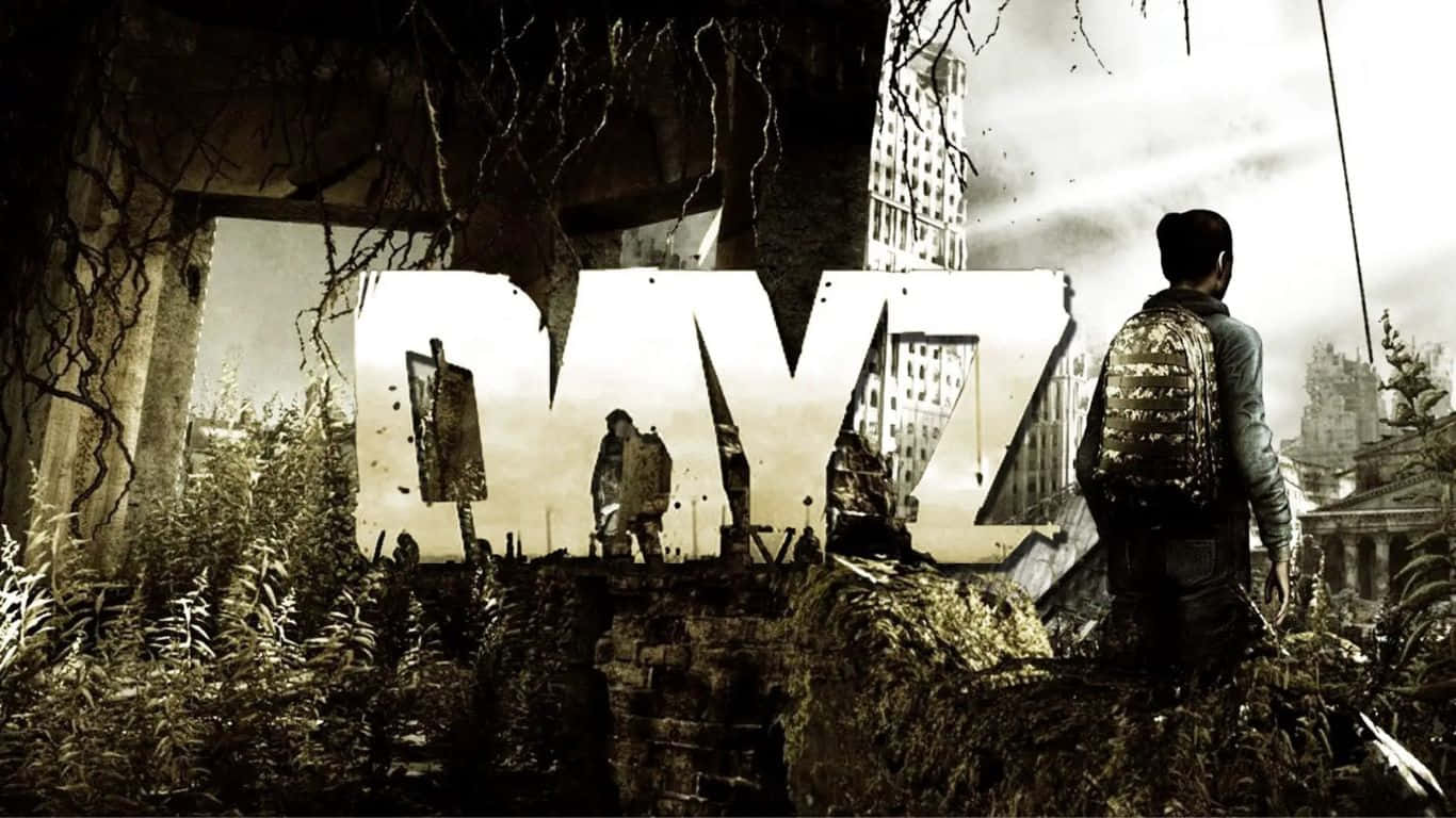 DayZ Epoch Mod 背景：凝視廢墟之城 壁紙 — 一個孤獨嘅倖存者揹住背囊，企喺一個巨大嘅「DAYZ」標誌前面，周圍係廢墟同雜草叢生嘅城市景觀。