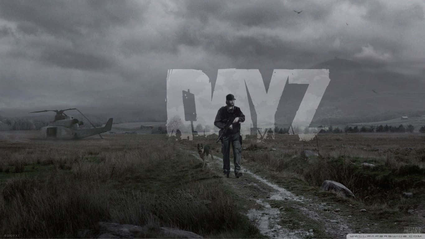 DayZ Epoch Mod 背景：獨行於荒野小徑 壁紙 — 一名士兵在風暴天空下帶著狗走過泥濘的田野，背景有直升機和大型「DAYZ」標誌。