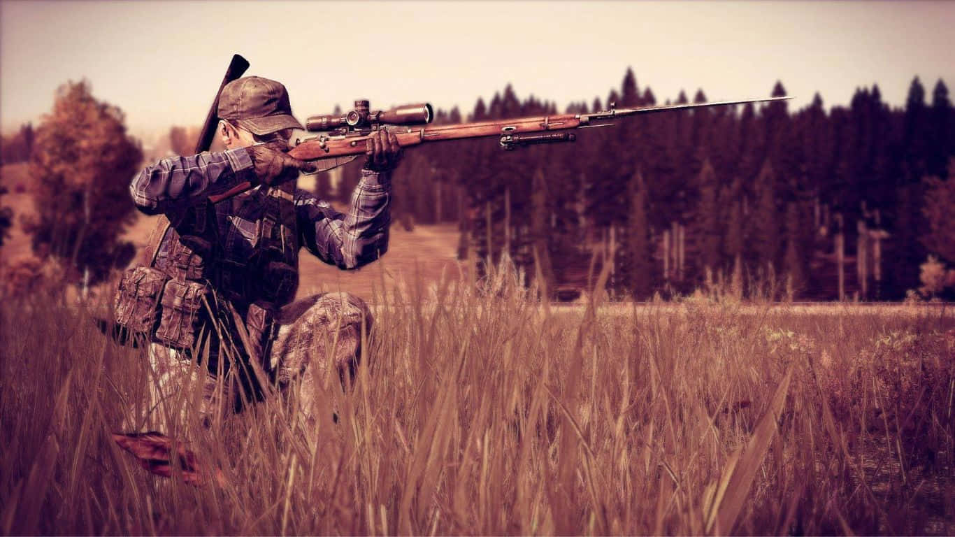 DayZ Epoch Mod 背景：單膝跪地持槍 壁紙 — 一名身穿迷彩服的獵人蹲在高高的草叢中，用帶瞄準鏡的步槍瞄準遠處的森林。
