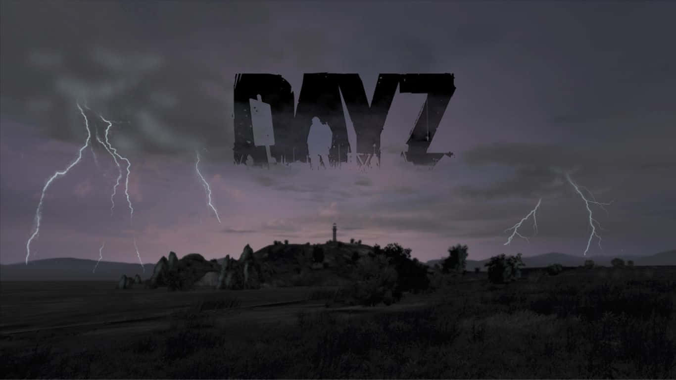 DayZ Epoch Mod 背景：雷雨交加的陰鬱天際 壁紙 — 暴風雨黃昏景觀，閃電擊中山頂燈塔周圍，並有粗體剪影字樣 DAYZ。