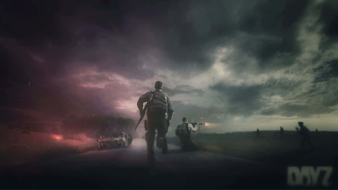 DayZ Epoch Mod 遊戲背景：雙人對抗殭屍 壁紙 — 剪影般的倖存者穿越荒涼的道路，在暴風雨的暮色天空下，遠方地平線上的火光閃爍。