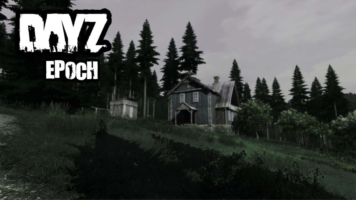 DayZ Epoch Mod 遊戲背景：荒廢屋舍與松林 壁紙 — 一間破舊的木屋孤零零地矗立在長滿草的山丘上，周圍是高聳的松樹，天空陰沉多雲。