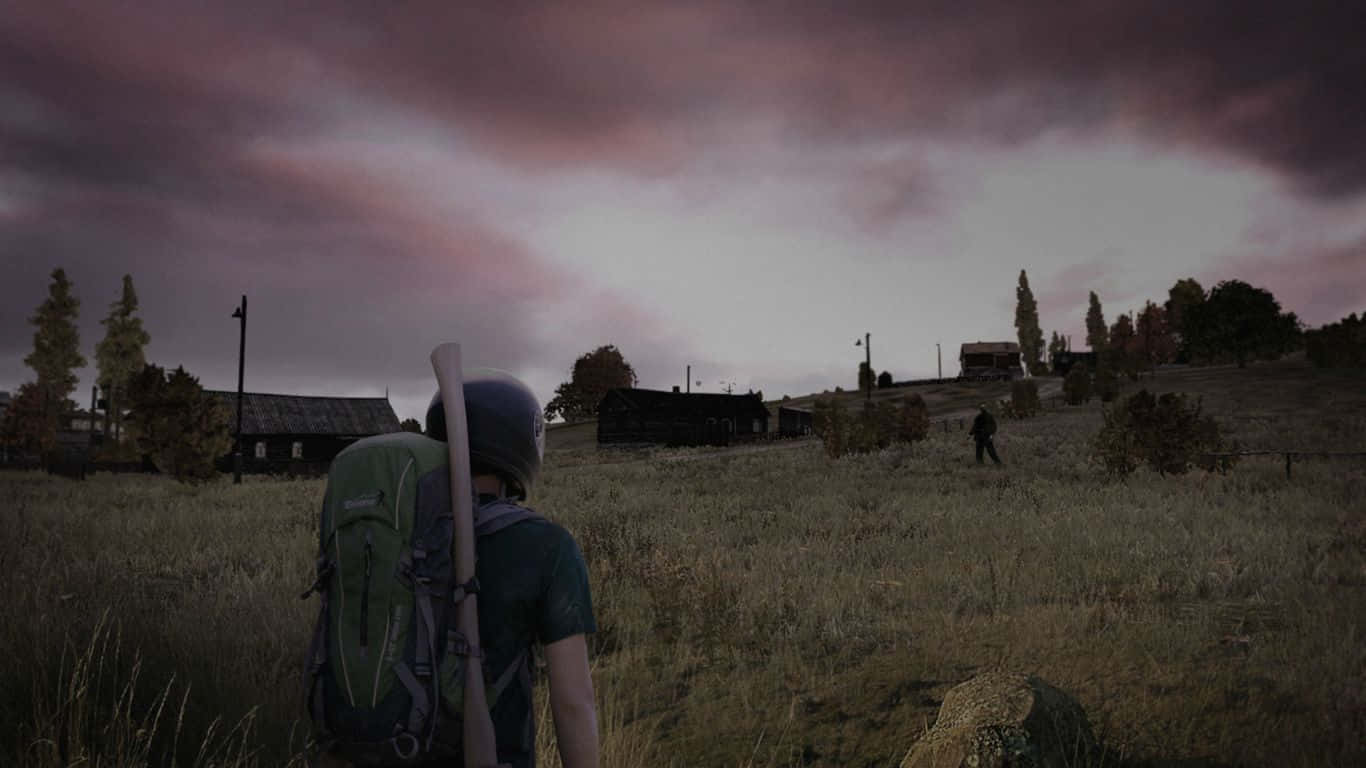 DayZ Epoch Mod 遊戲背景：男子凝視遠方另一男子 壁紙 — 一個孤獨的倖存者揹著背包、手持球棒，站在一片草地上，天空是瘀紫色的，另一個人影正走向遠處的木造建築。