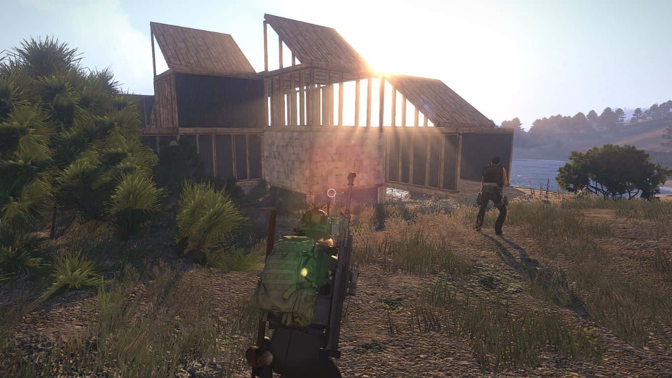 DayZ Epoch Mod 遊戲背景：玩家視角前行至屋前 壁紙 — 第一人稱視角，玩家在明亮的陽光下於木屋附近用步槍瞄準另一個角色。