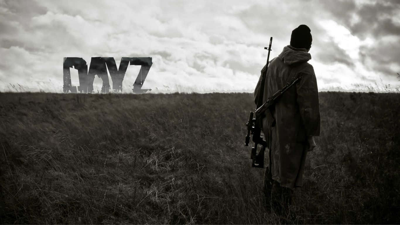 DayZ Epoch Mod 遊戲場景：極致生存體驗 壁紙 — 一名穿著風衣的士兵站在田野中，手持步槍，而「DAYZ」這個詞在陰雲密佈的天空中隱現。