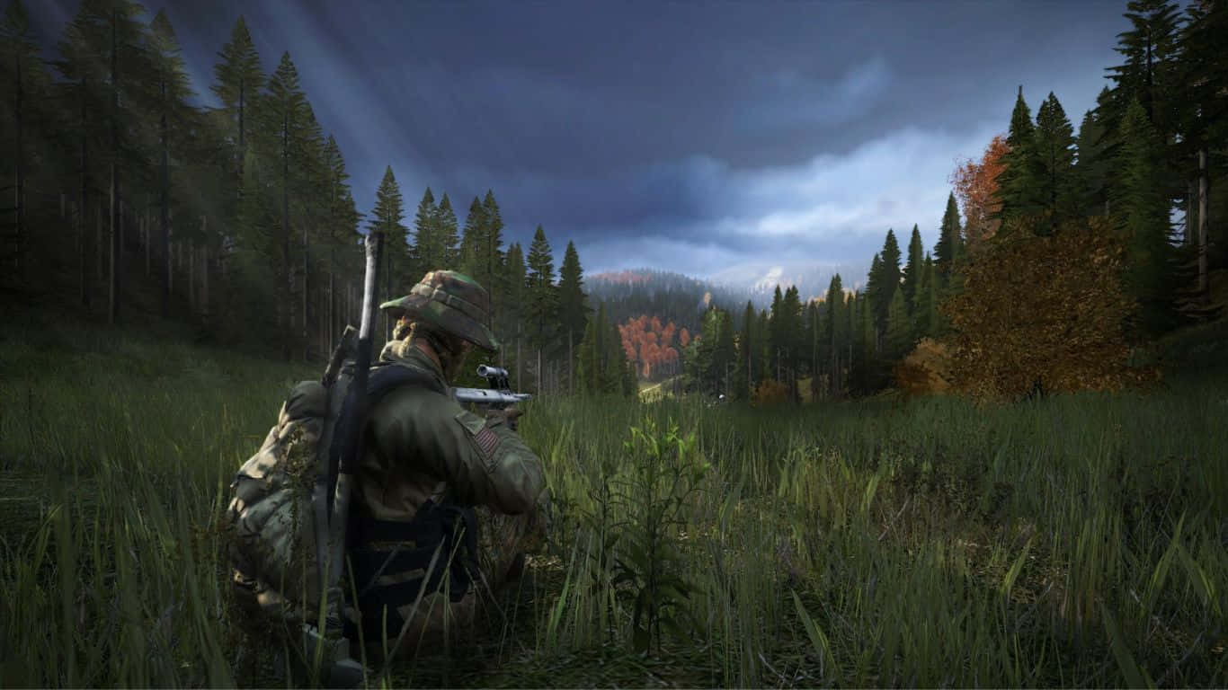 DayZ Epoch Mod 遊戲背景：士兵藏身灌木指向前方目標 壁紙 — 一名身穿迷彩服的獵人蹲在高高的草叢中，在暴風雨的秋天下瞄準步槍指向遠方的森林。
