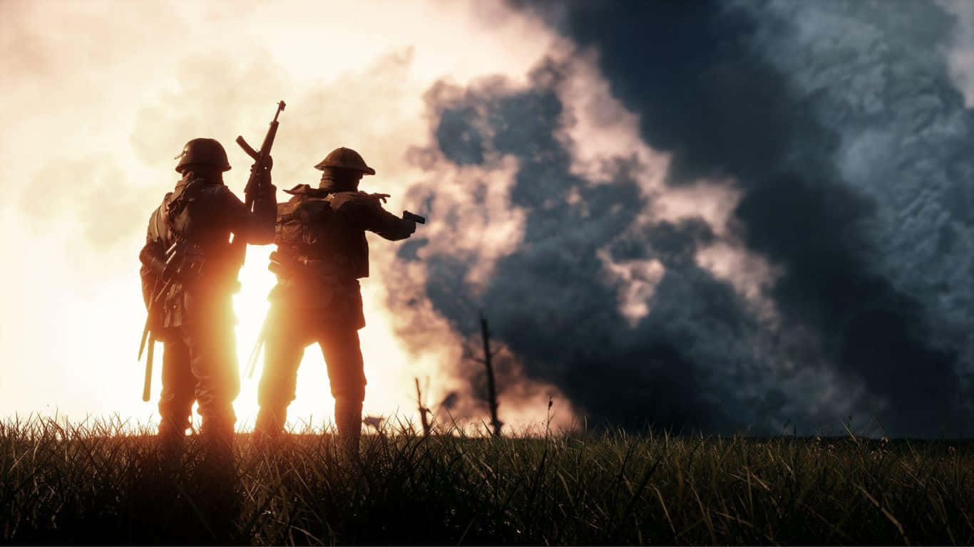 DayZ Epoch Mod 遊戲背景：軍人行於山丘 壁紙 — 兩名士兵的剪影站在日落時分的草地上，身後煙霧繚繞。