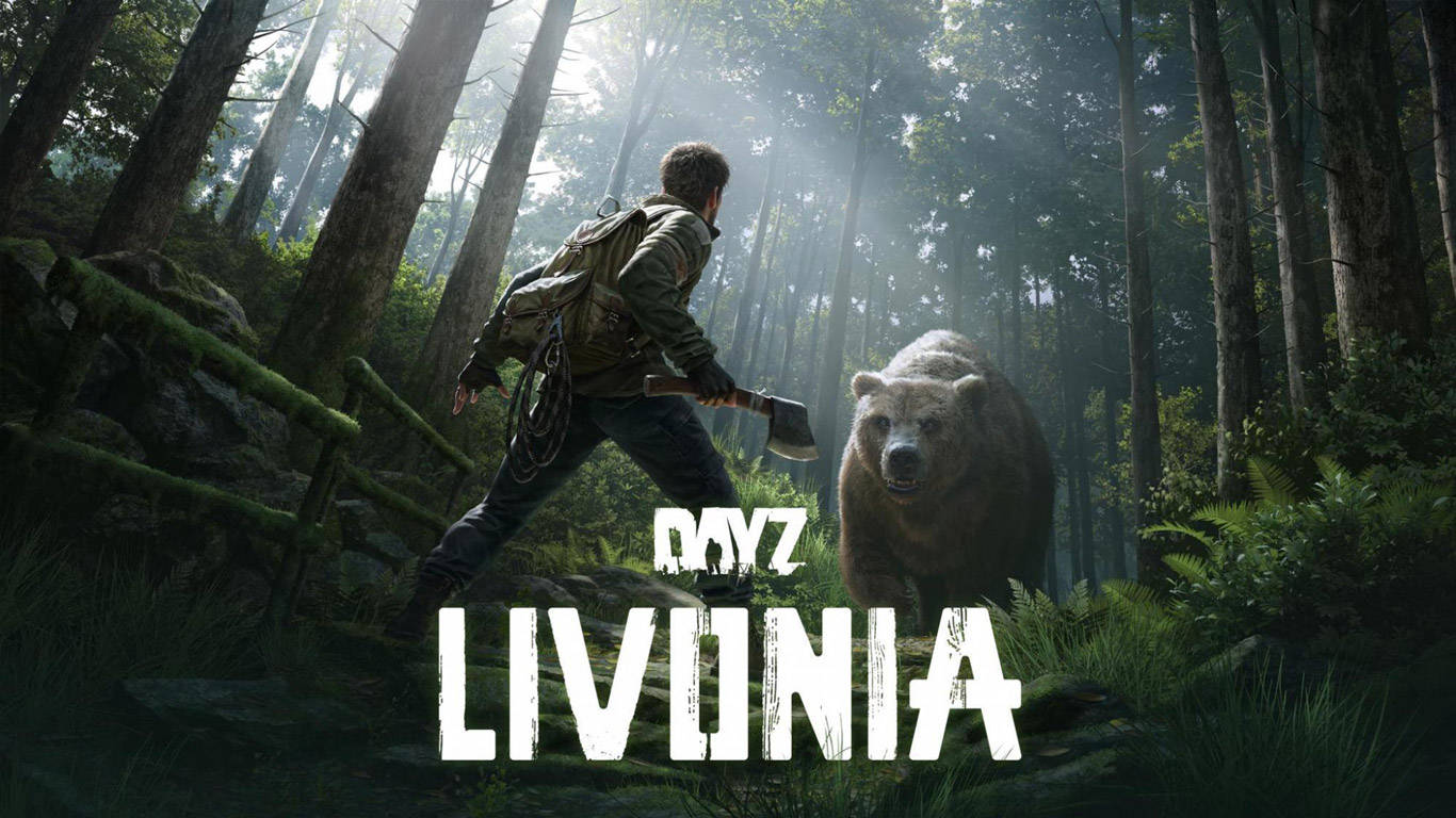 《DayZ》利沃尼亞海報 壁紙 — 一個孤獨的倖存者拿著斧頭，在霧氣瀰漫、陽光明媚的森林中面對一隻巨大的熊，遊戲標題疊加層可見。