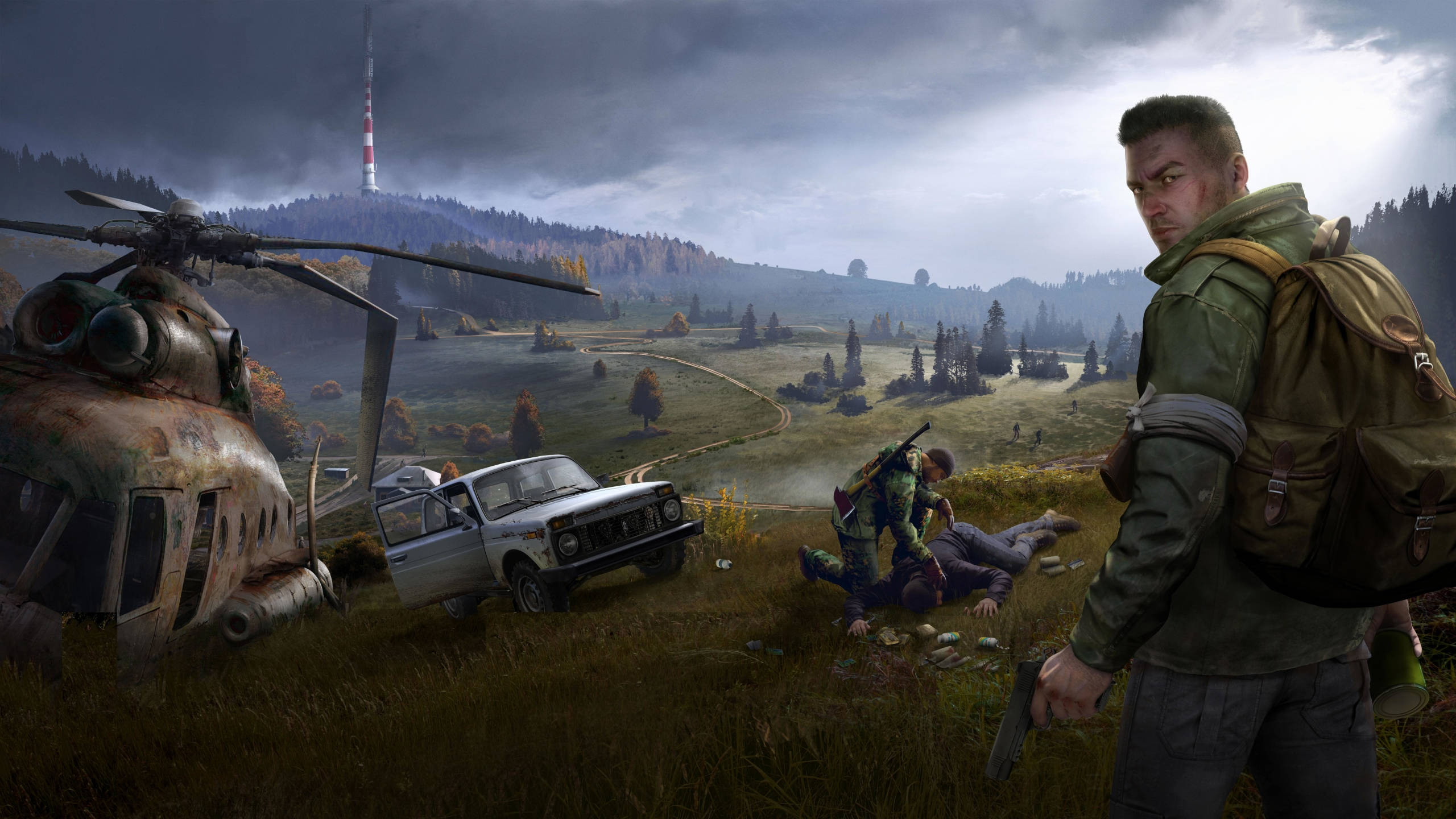 DayZ 墜毀直升機 壁紙 — 一名士兵在霧氣瀰漫的秋日田野中警覺地站立，旁邊有一架墜毀的直升機和一輛損壞的汽車，而戰友們則受傷躺在附近。