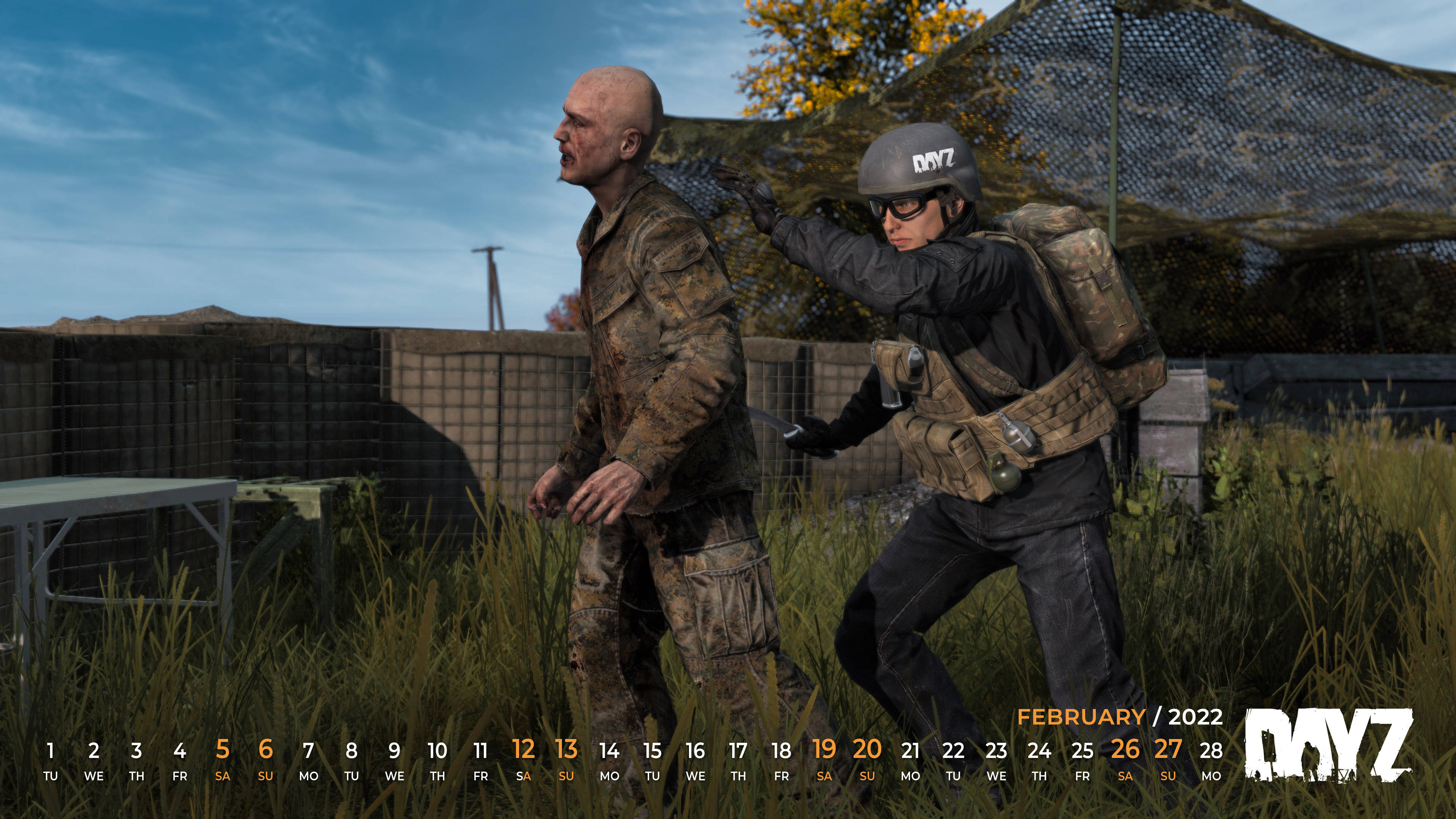 DayZ 後背刺殺殭屍 壁紙 — 兩名身穿迷彩裝備的武裝倖存者在晴朗藍天下的一片草地戶外營地中對峙。