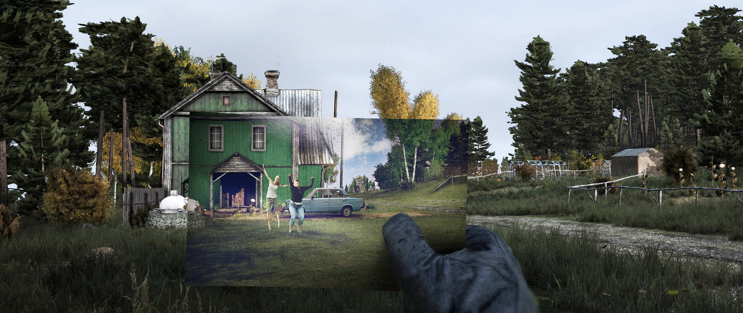 《DayZ》殭屍照片 壁紙 — 一隻手拿著一張照片，照片中兩個人開心地在綠色穀倉前跳躍，附近停著一輛復古車。