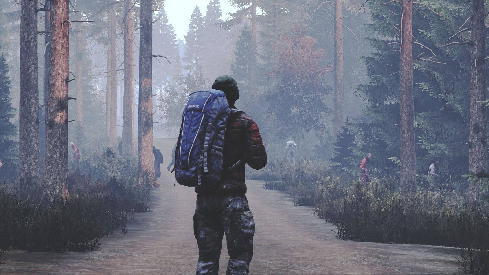《DayZ》穿行殭屍群 壁紙 — 一個孤獨的遠足者背著藍色背包，走在一條霧氣瀰漫的森林小徑上，而詭異的身影潛伏在迷霧森林中。