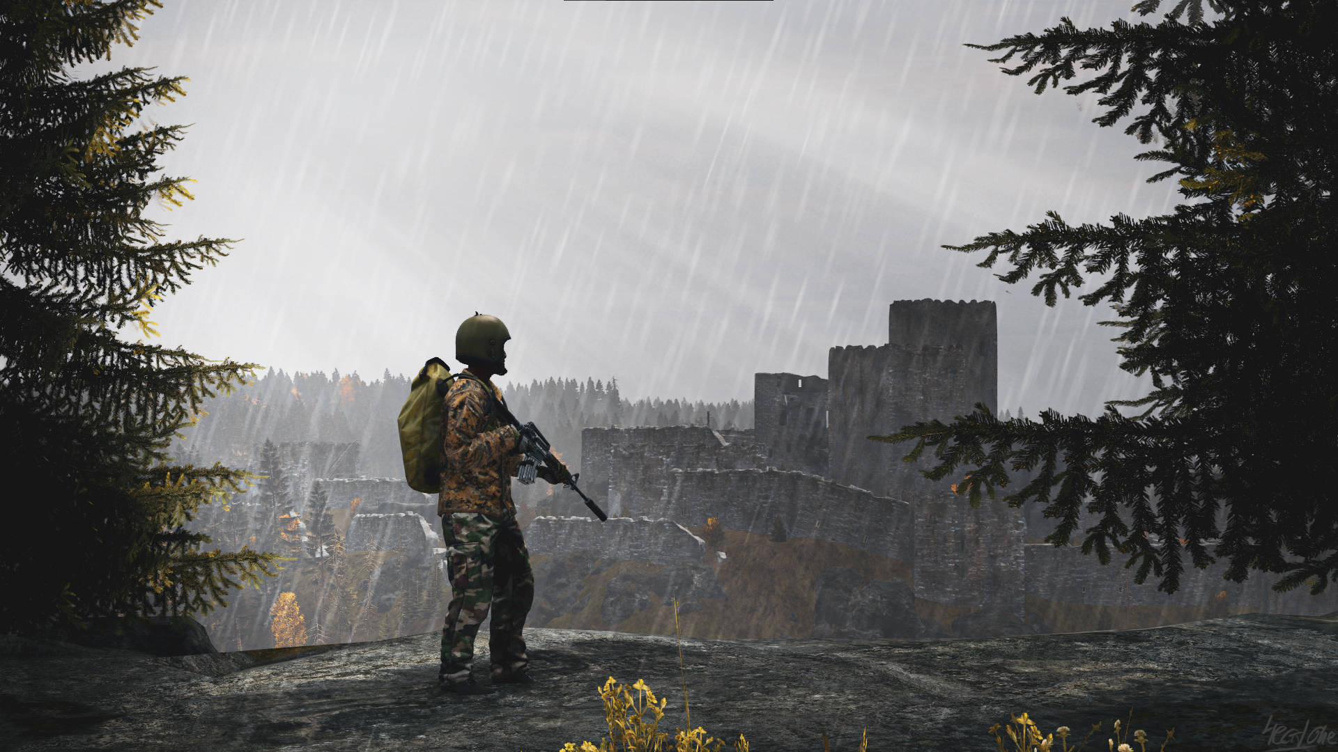 DayZ 雨中場景 壁紙 — 一名身穿迷彩服的士兵站在被雨水浸濕的山丘上，俯瞰著被松樹環繞的廢棄石城堡。