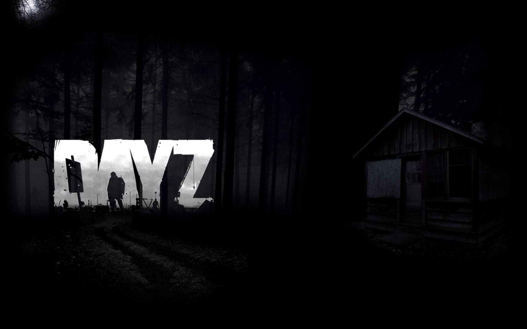 DayZ幽暗森林 壁紙 — 一個孤獨的身影站在黑暗森林中破舊小屋旁發光的「DAYZ」字母前。