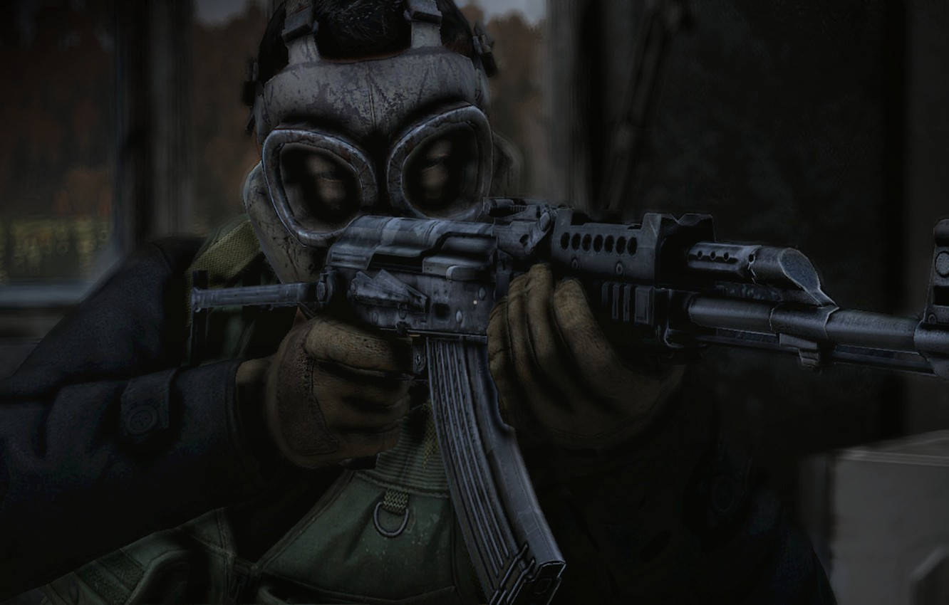 DayZ戴面罩持槍男子 壁紙 — 一名士兵戴着骯髒的防毒面具，在昏暗且飽受戰爭摧殘的室內，專注地瞄準步槍。