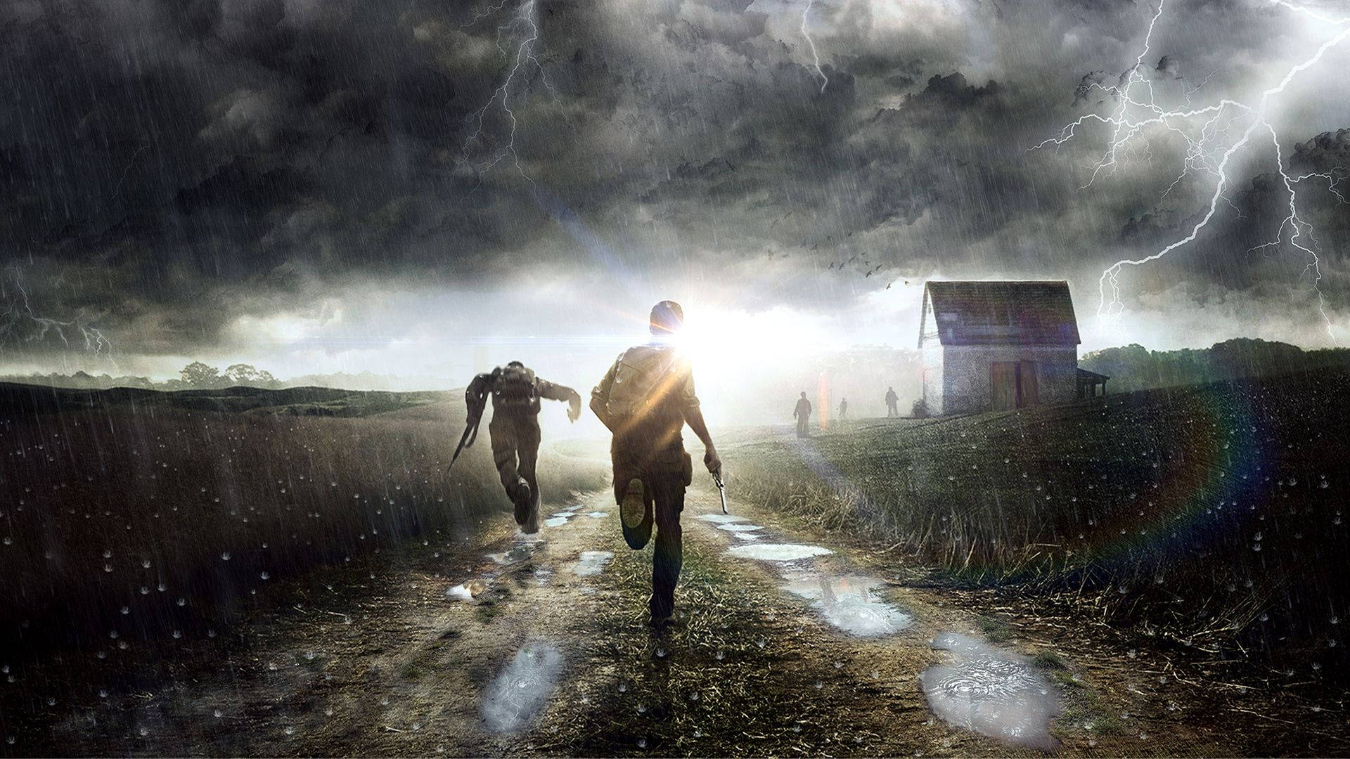 DayZ雷雨場景 壁紙 — 兩個武裝人物在雷電交加的暴風雨天空下，穿過被雨水浸透的田野，向著遠處的農舍衝刺。