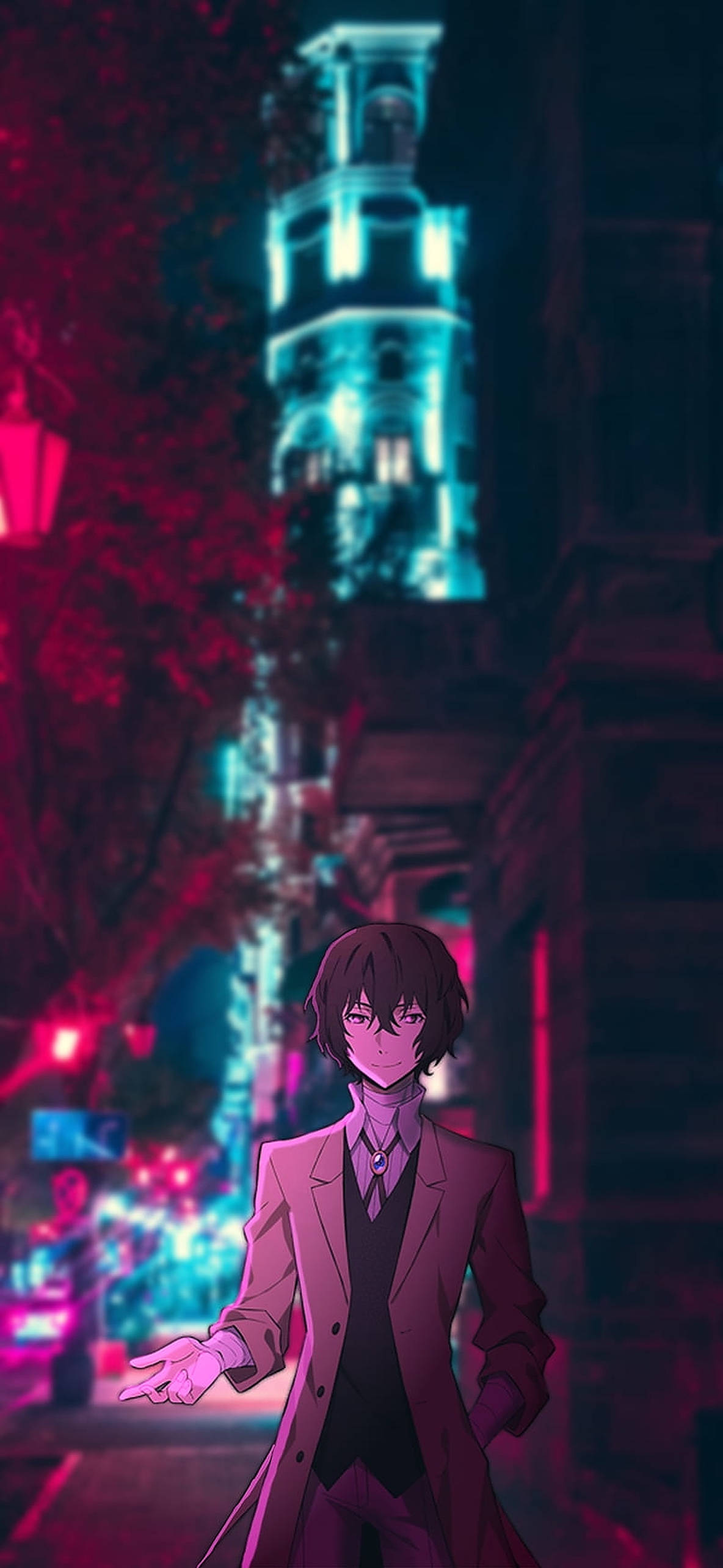 Dazai Osamu 站於發光高樓前 壁紙 — 一個年輕的動漫角色站在夜晚霓虹燈閃爍的城市小巷中，身後是發光的粉紅色和青色燈光照亮的高聳建築。