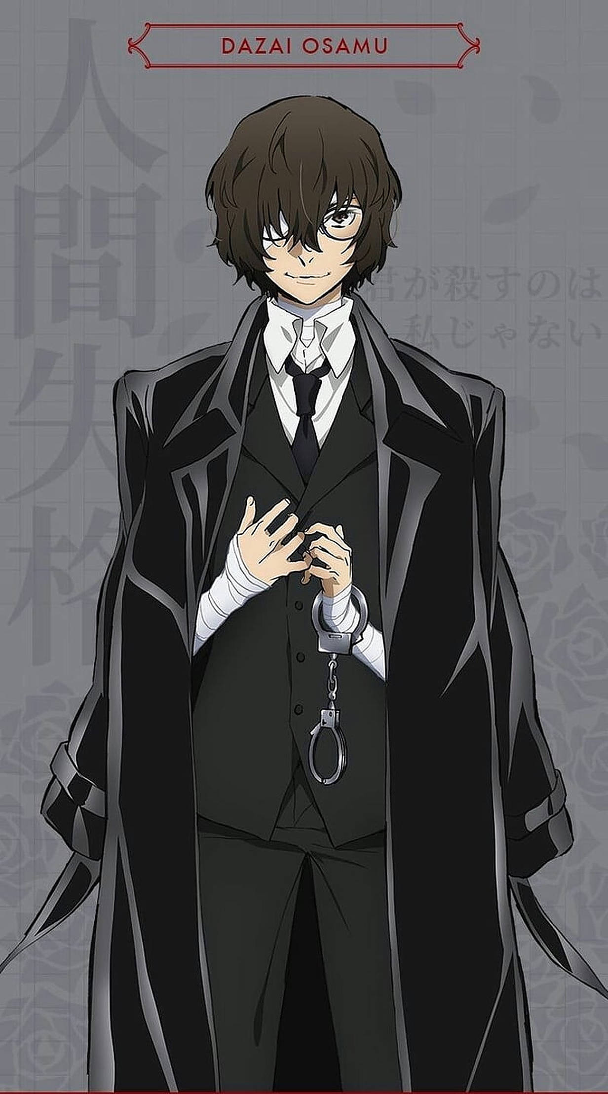 Dazai Osamu - 黑色西裝的神秘人物 壁紙 — 動畫角色太宰治身穿黑色西裝和外套，手持手銬，背景為灰色並帶有日文字。