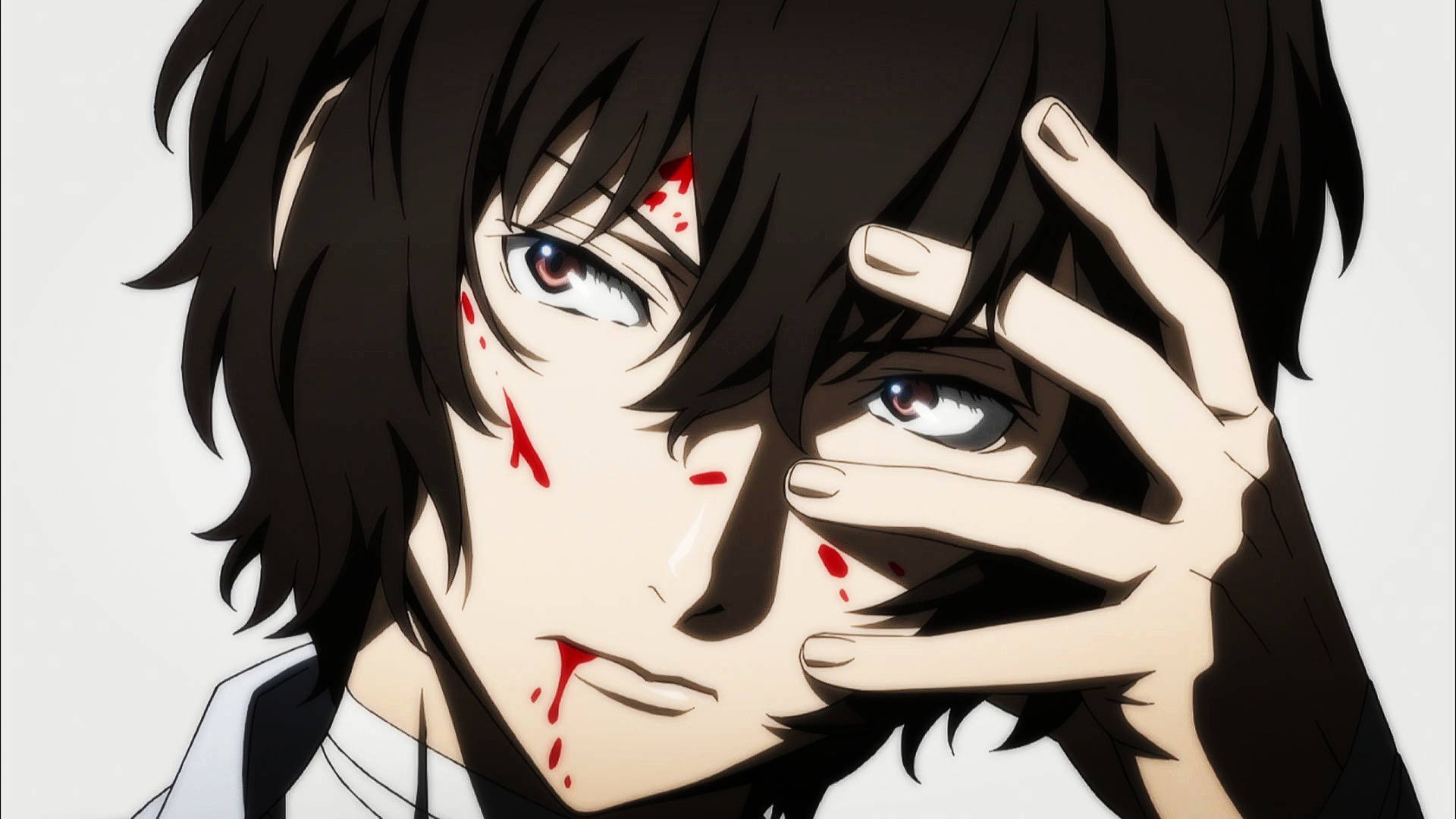 Dazai 於動畫中的激戰瞬間 壁紙 — 一個近距離的動漫角色，深色頭髮，臉上帶有血痕，一隻手部分遮住眼睛，背景為純色。