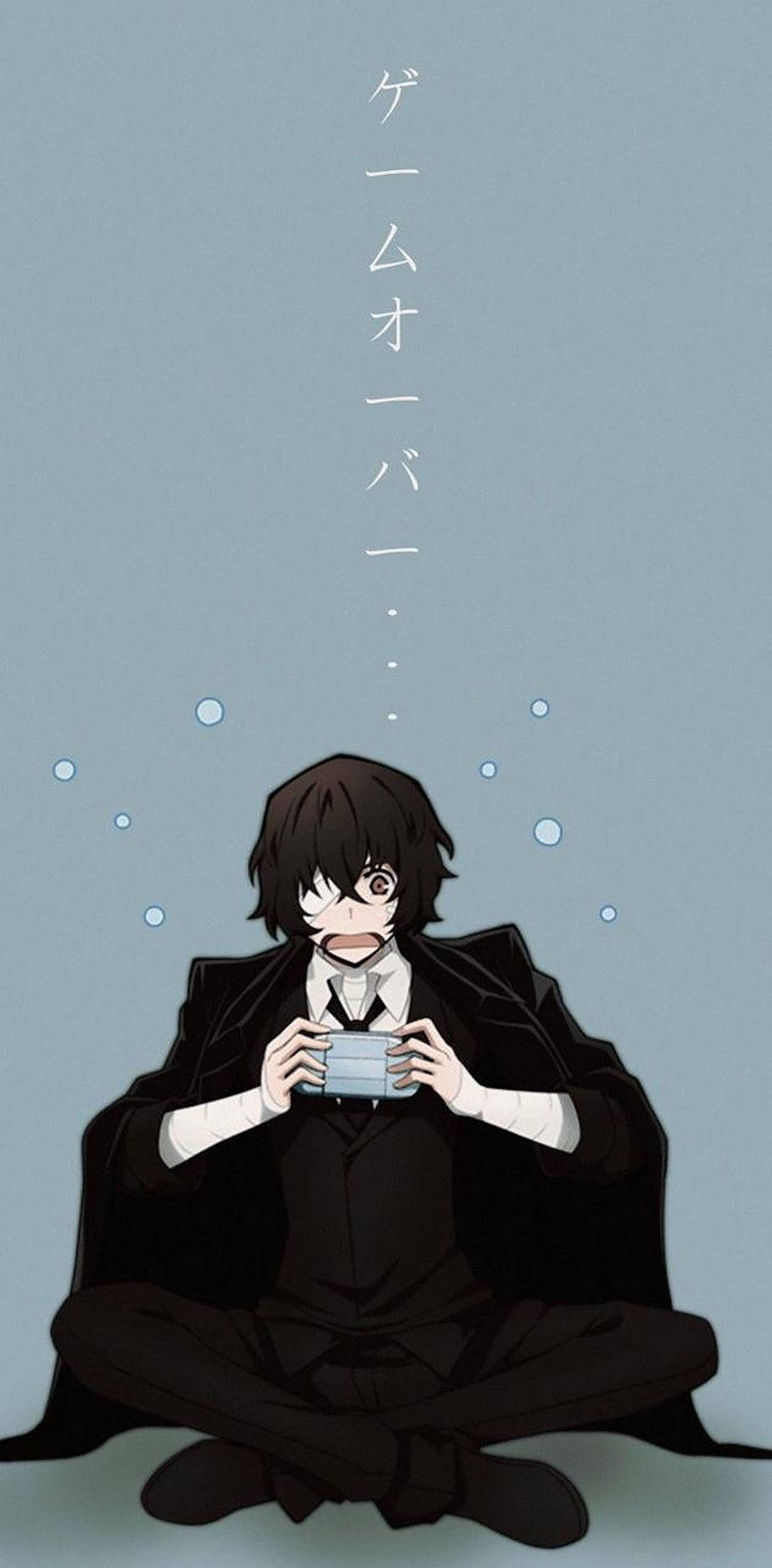 Dazai 沉浸於虛擬遊戲 壁紙 — 一個穿著黑色西裝的悲傷動漫男孩盤腿而坐，手持杯子，上方漂浮著日文文字「game over」。