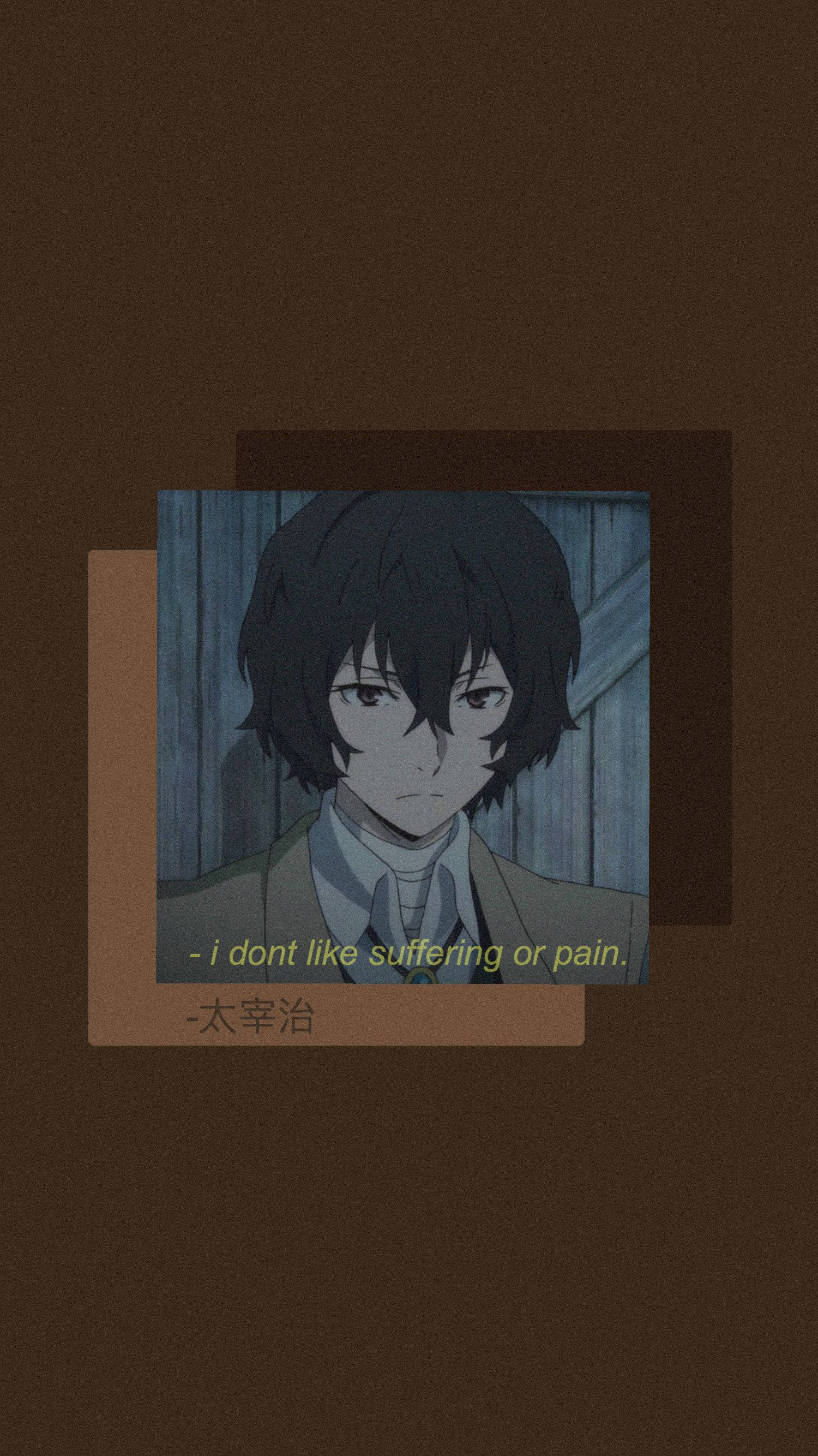 Dazai 沉靜表情 壁紙 — 深色頭髮、表情嚴肅的動漫角色，以層疊棕色調和引文疊加框住。