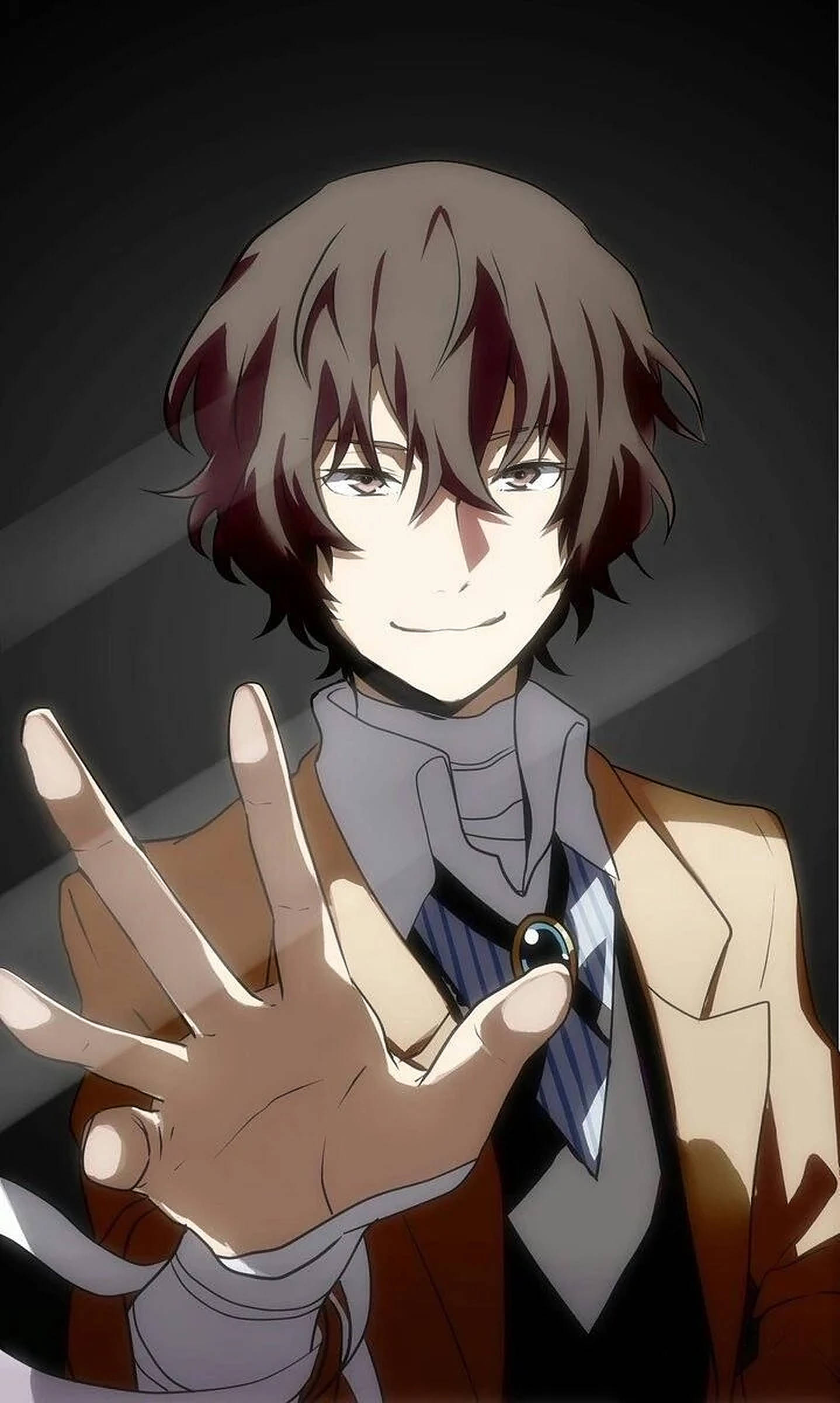 Dazai 特寫 壁紙 — 一個微笑的動漫男孩，棕色頭髮，穿著米色外套，在黑暗背景下友好地舉起手。