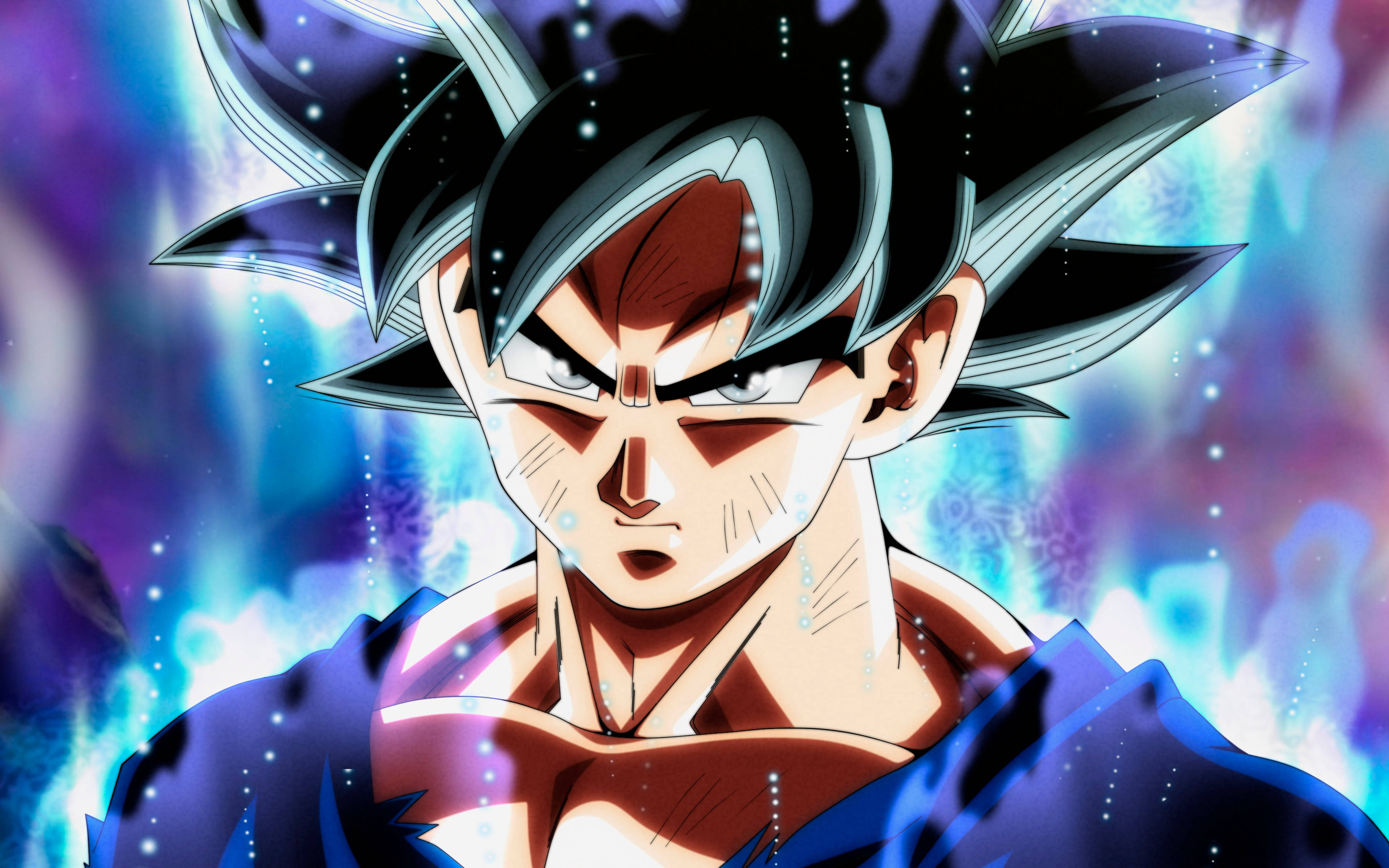 悟空原形 DBZ 4K 壁紙 — 擁有尖刺黑髮和銳利眼神的動漫角色，被發光的藍色和紫色能量粒子包圍。