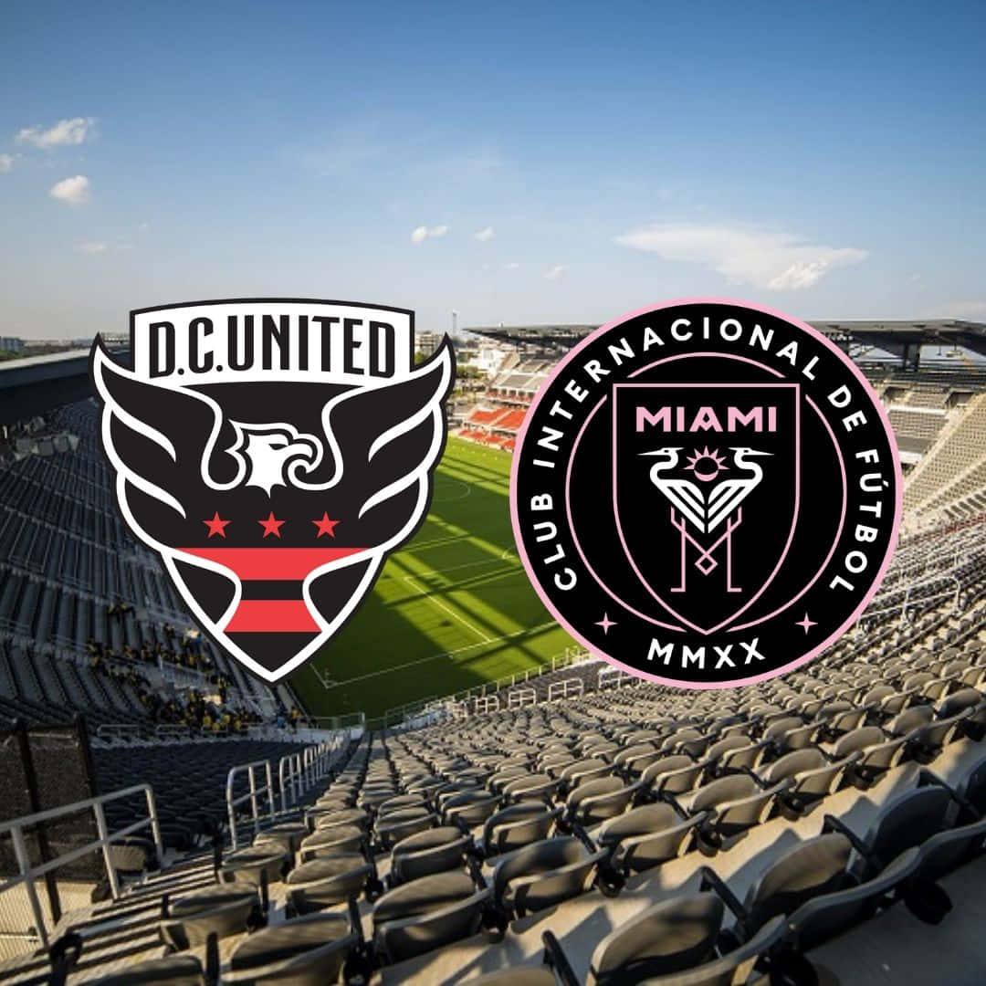 DC United 與 Inter Miami FC 官方隊徽 壁紙 — 兩個足球隊標誌疊加在一個空曠的體育場上，有綠色草坪和藍天。