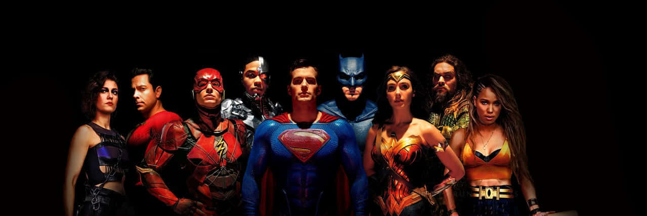 Justice League Unlimited 桌布 壁紙 — DC超級英雄的戲劇性陣容，包括超人、蝙蝠俠、神奇女俠和閃電俠，在黑色背景前擺姿勢。