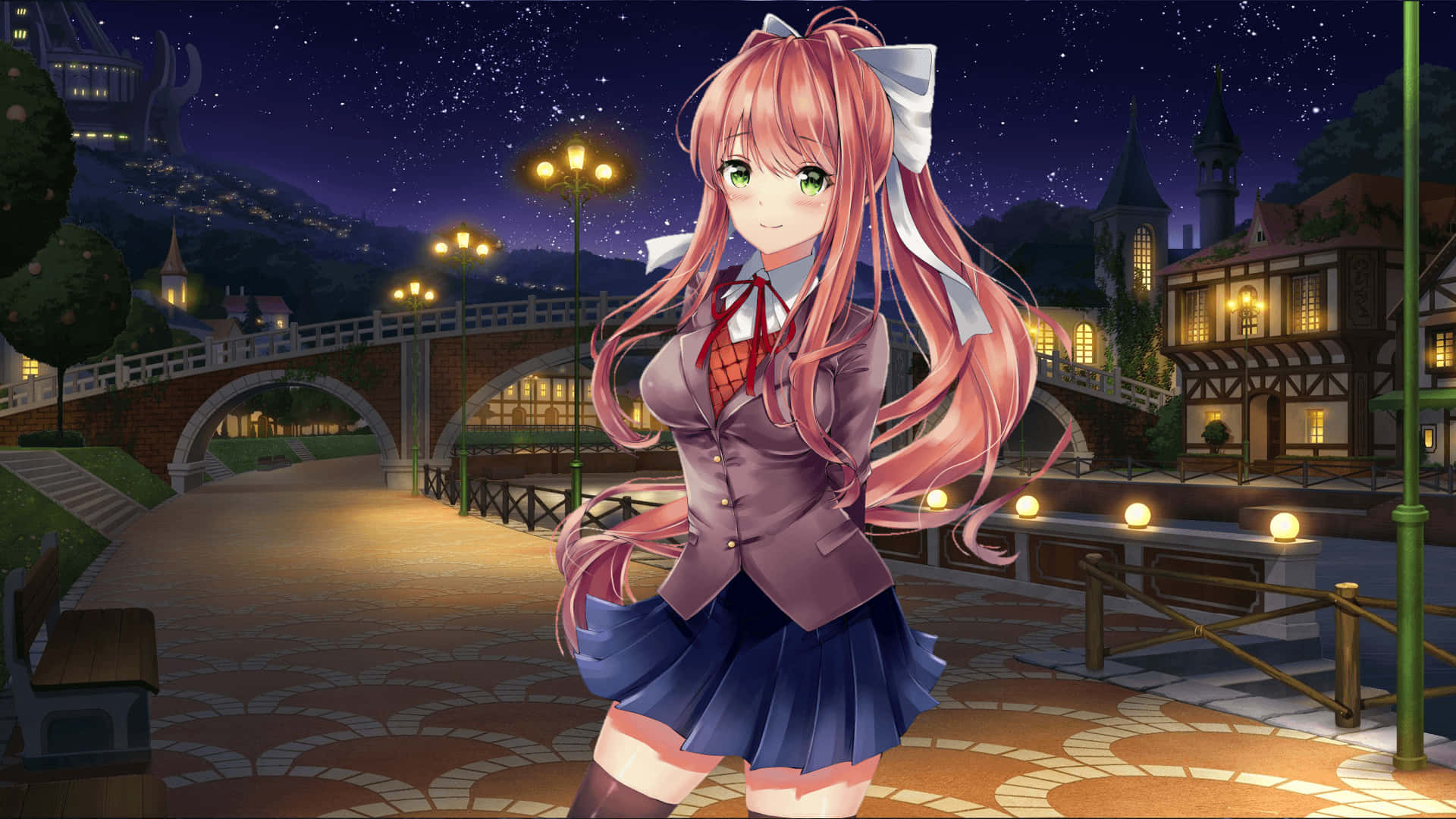 Ddlc 遊戲海報：星夜下的動漫少女 壁紙 — 一位粉紅色頭髮的動漫女孩穿著校服，在星空下微笑地站在點亮的橋樑和歐式建築旁。